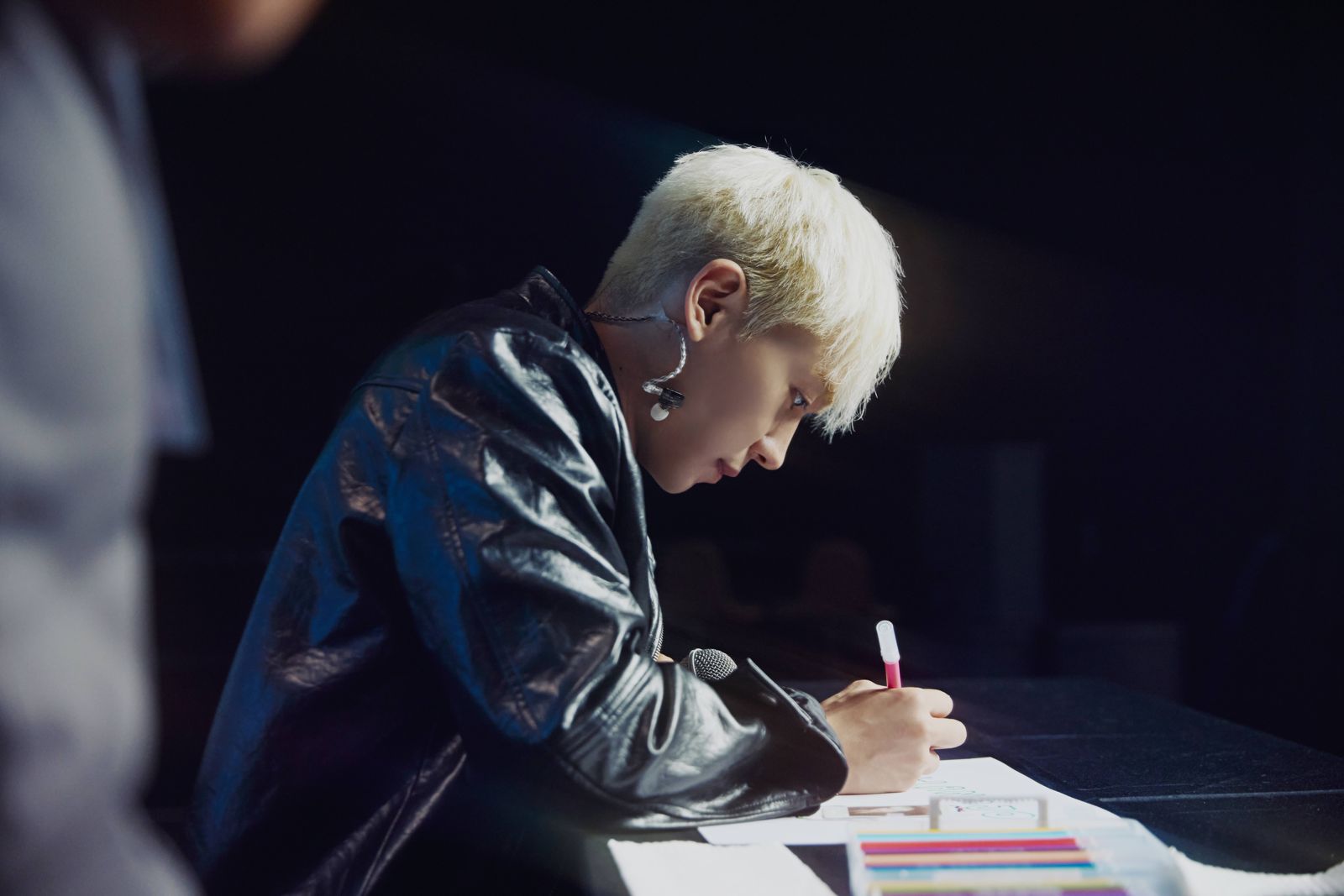 創造想斜槓挑戰演動作片，不排斥首部作品有吻戲，粉絲聽到大聲喝止妙回，如果因為角色需求，要被打的很慘完全沒問題。FU Entertainment、DJB提供