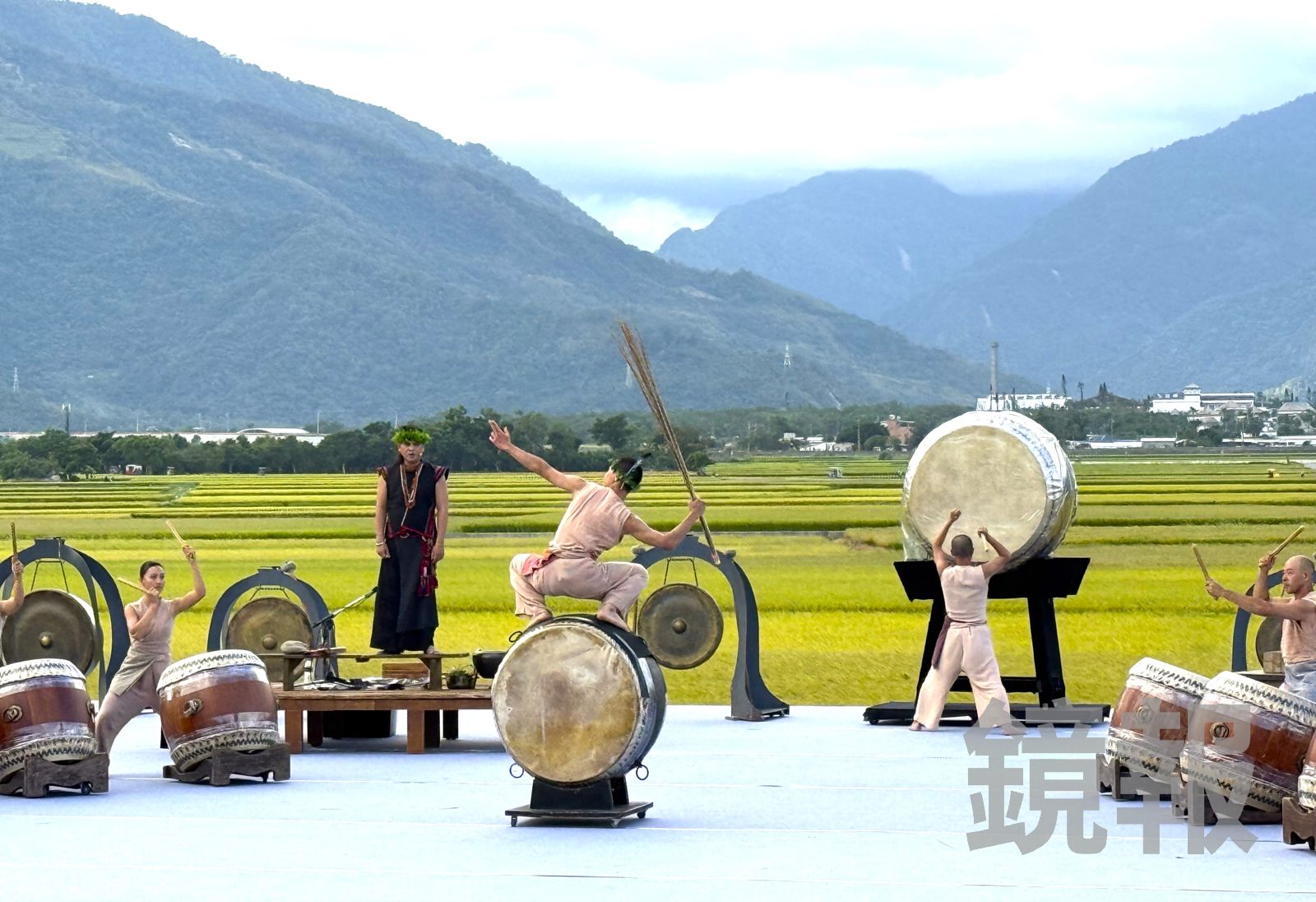 優人神鼓與桑布伊演繹一個關於找回面對自然謙卑的部落少年故事。田瑜萍攝