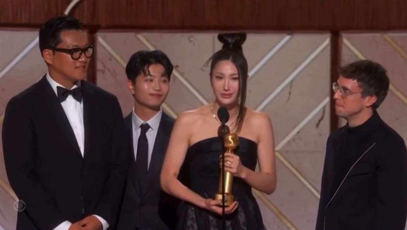 《Kpop 獵魔女團》神曲〈Golden〉奪「最佳原創歌曲」!原唱領獎淚崩 為成為偶像努力10年