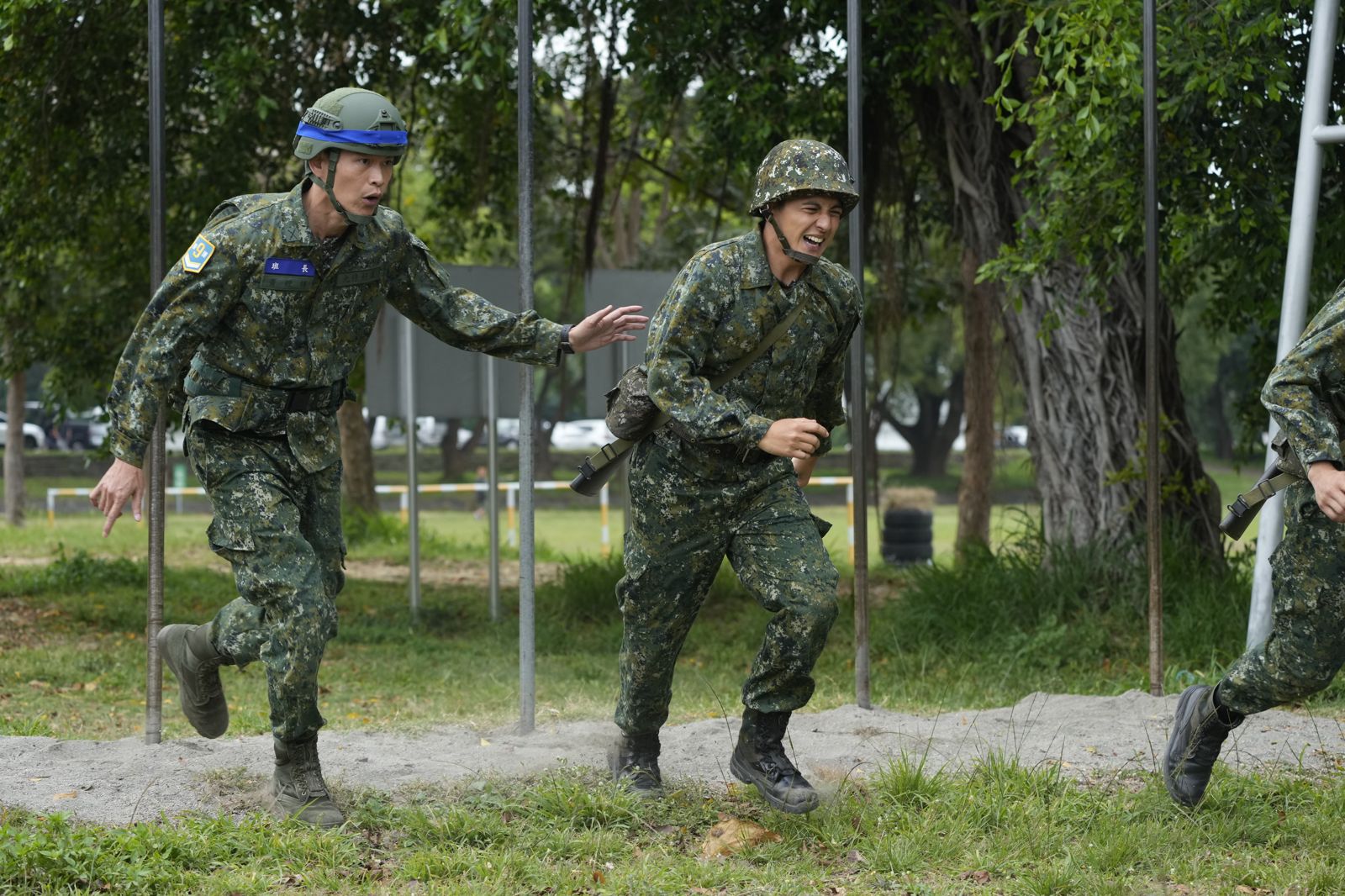 黃鐙輝(左)陪曾子余跑500障礙。台視提供