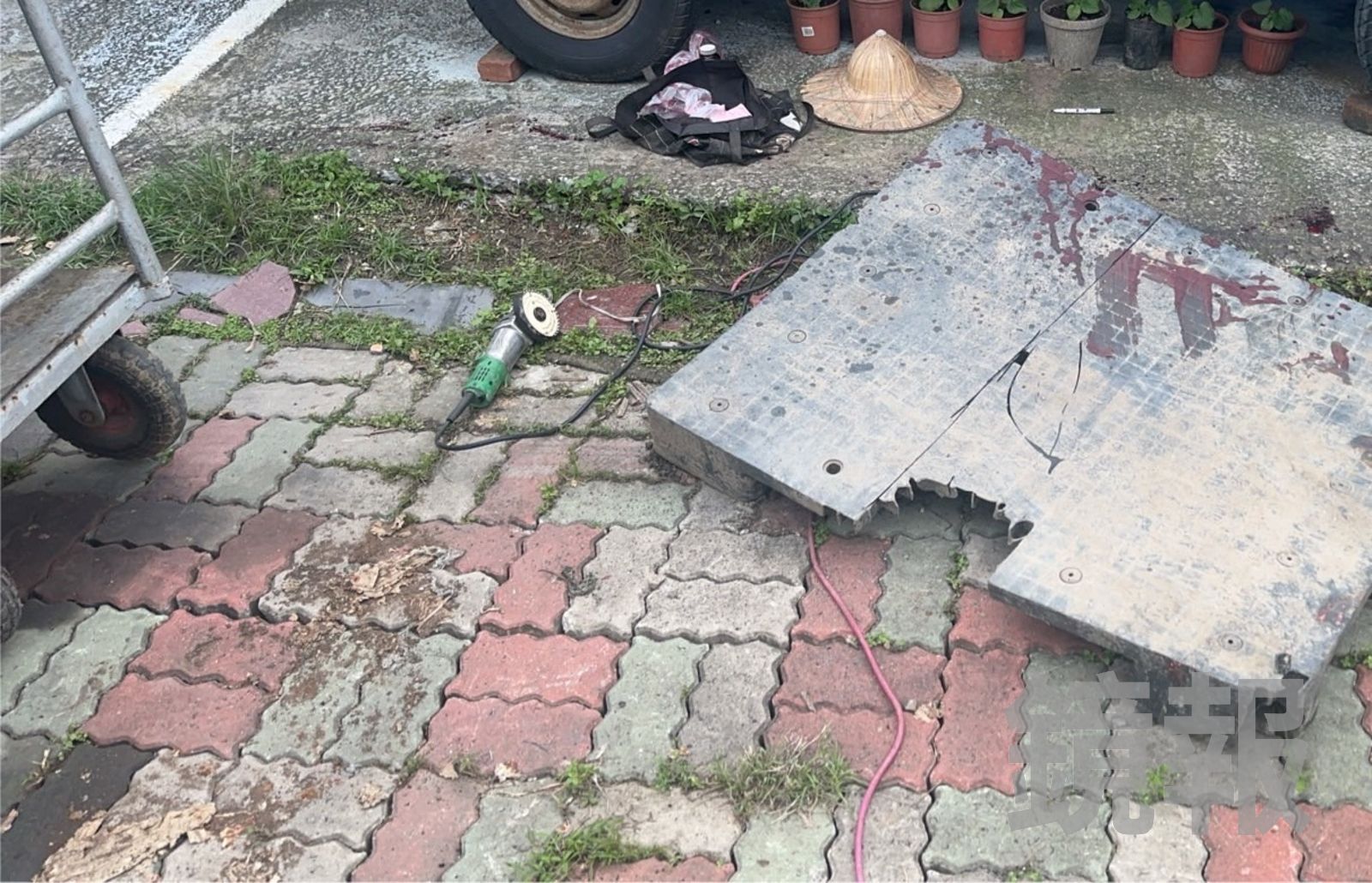新北男停車場操作砂輪機「割斷大腿動脈」　噴血倒地失血身亡
