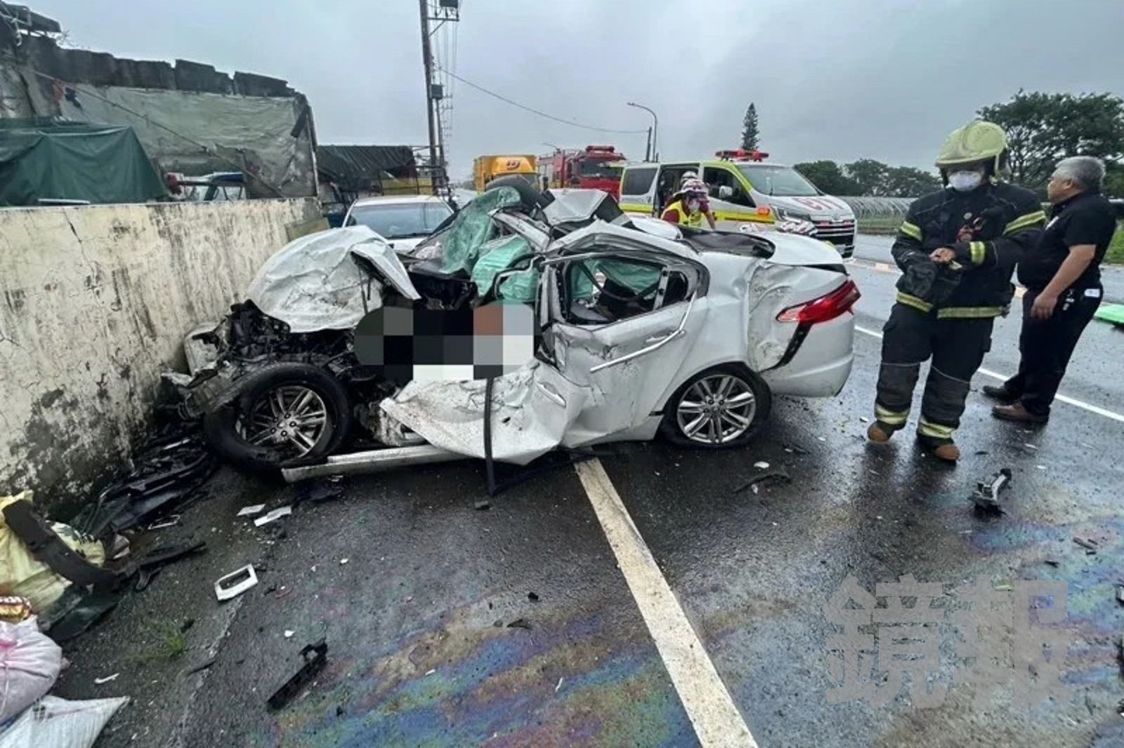 轎車逆撞聯結車1死3命危!Apple Watch觸發自動報案 消防到場急救援