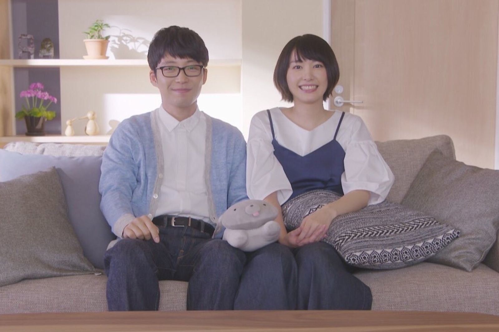 新垣結衣(右)與星野源在《月薪嬌妻》契約結婚,戲外也成為夫妻的兩人,今天宣布第一胎已出生。圖/翻攝自X@nigehaji_tbs