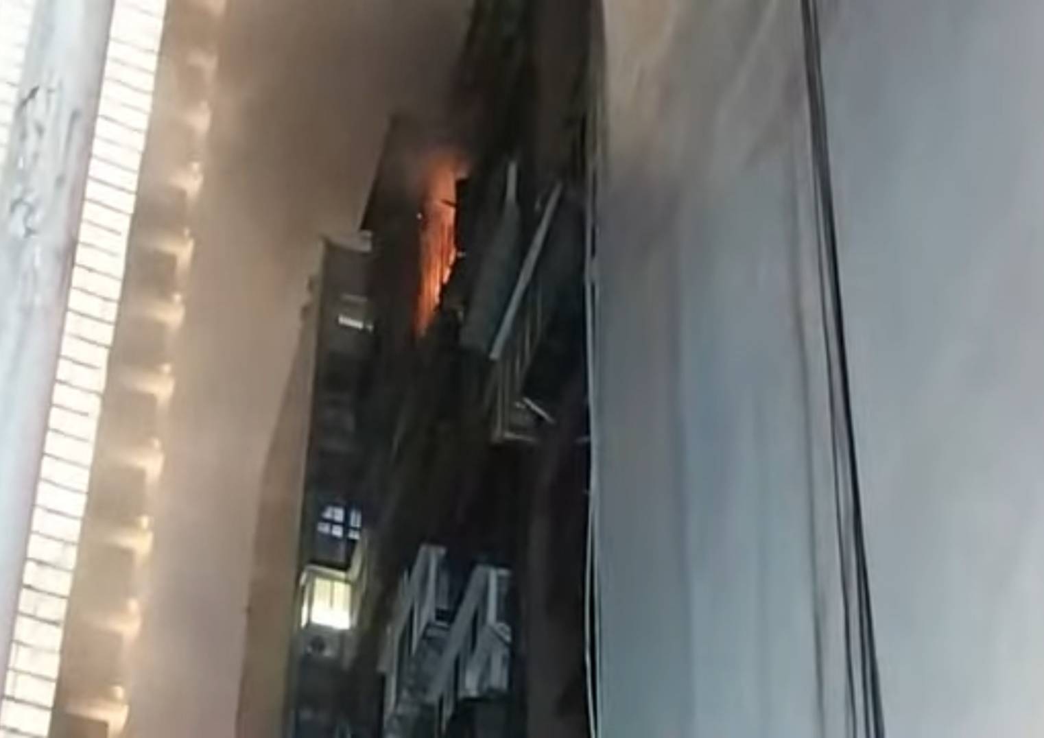 北市6旬翁失控自家縱火 商業大樓猛竄濃煙畫面駭人