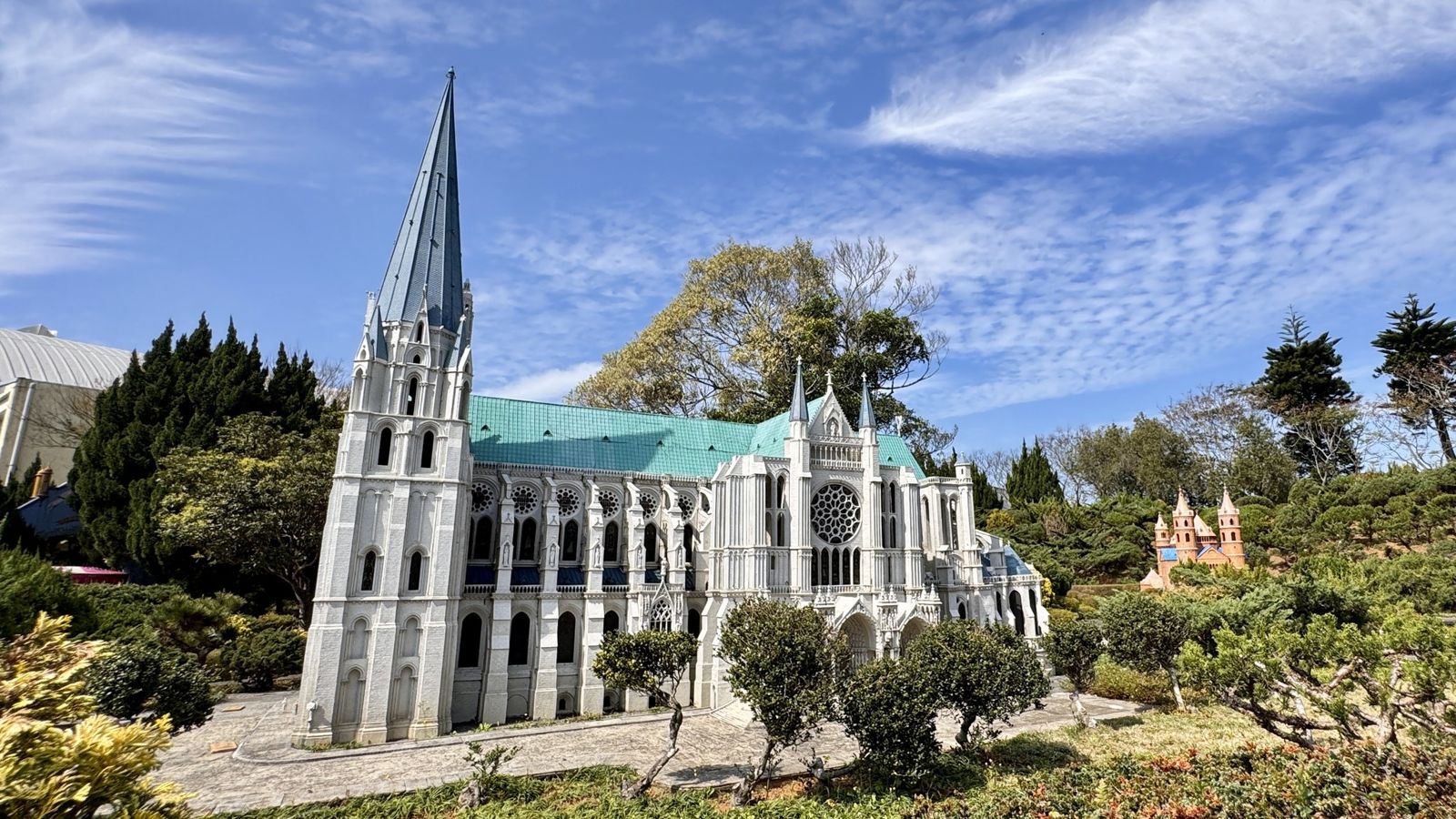 小人國出現恐龍家長！屁孩「踩上迷你建築」沒人管…網轟爆：父母沒家教？