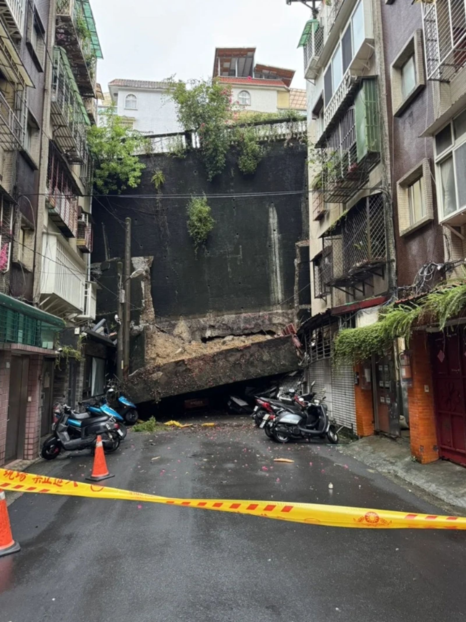 新店擋土牆整片崩畫面曝!社區居民撤離躲劫 侯友宜急赴現場勘災