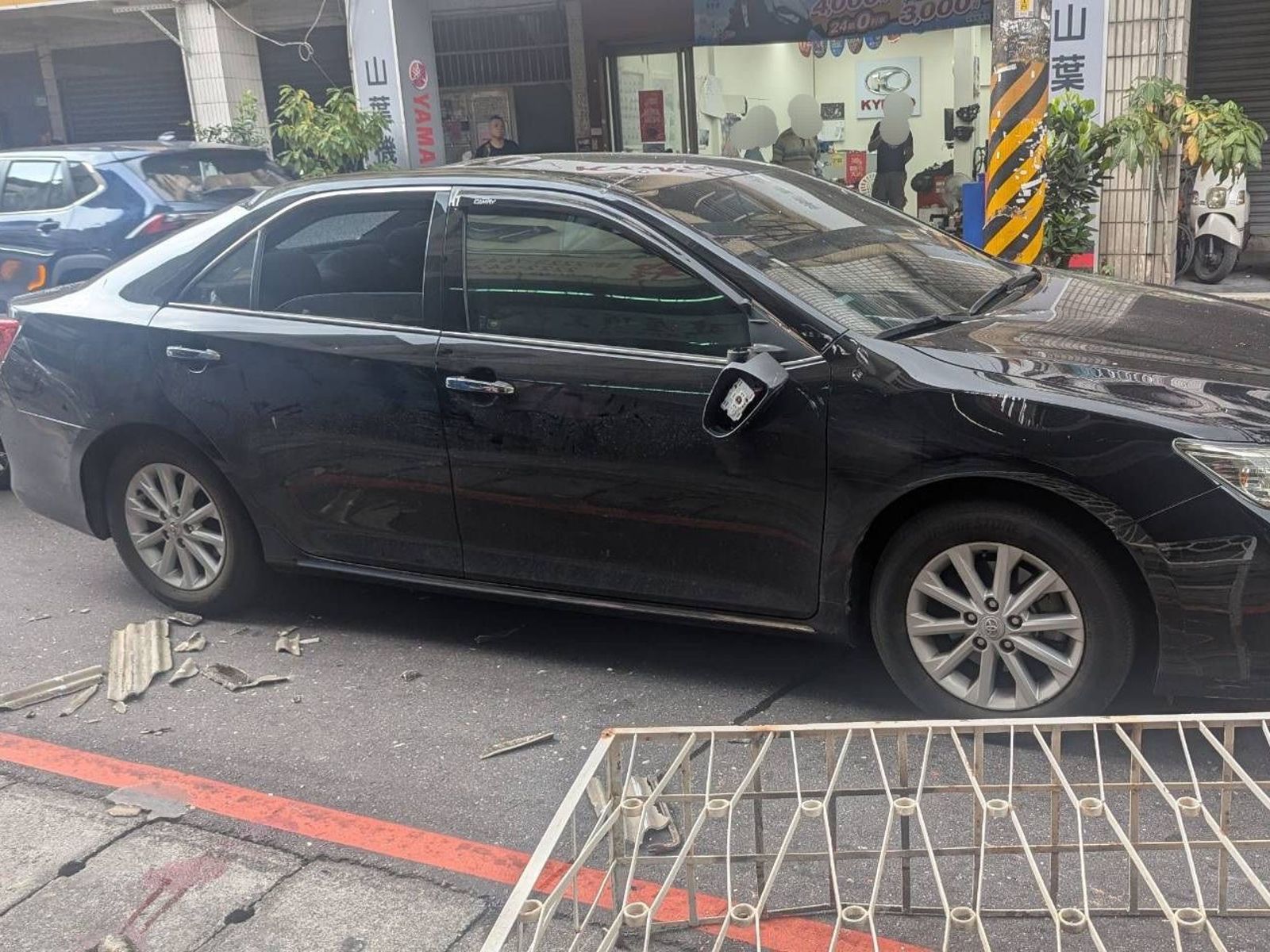 轎車車頂凹陷。