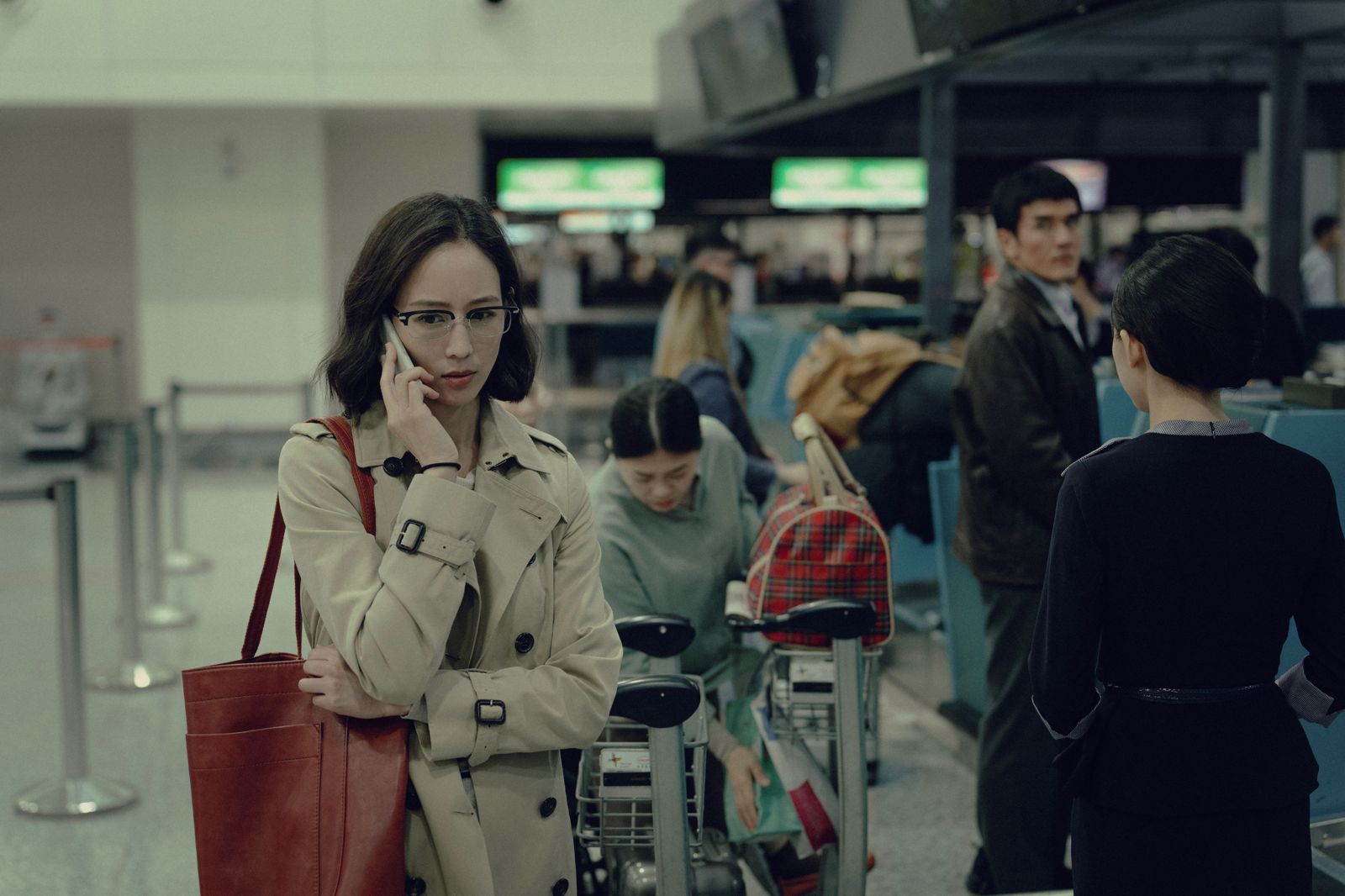 《化外之醫》張鈞𡩋急忙想聯繫連炳發，卻聽聞槍響，因此擔心不已。公視、中華電信、瀚草文創提供