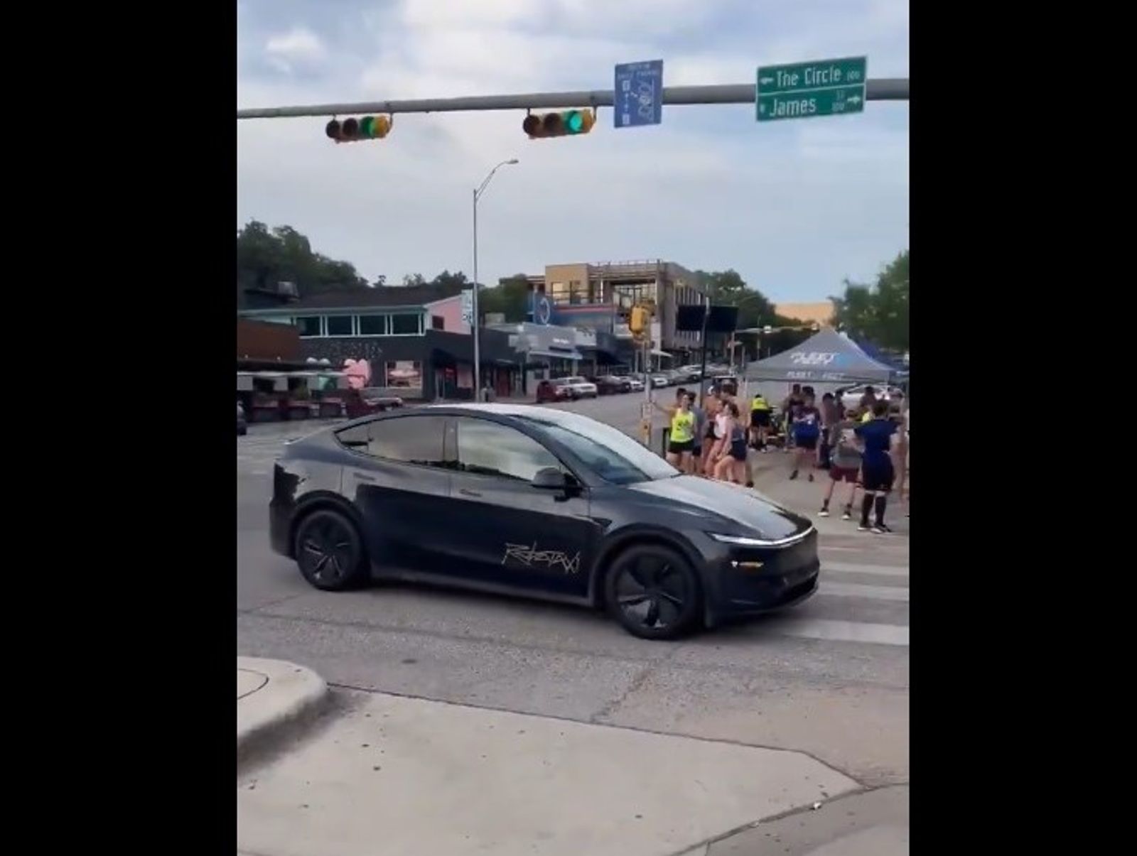 馬斯克X爆料 特斯拉自動駕駛計程車六月開到客人家