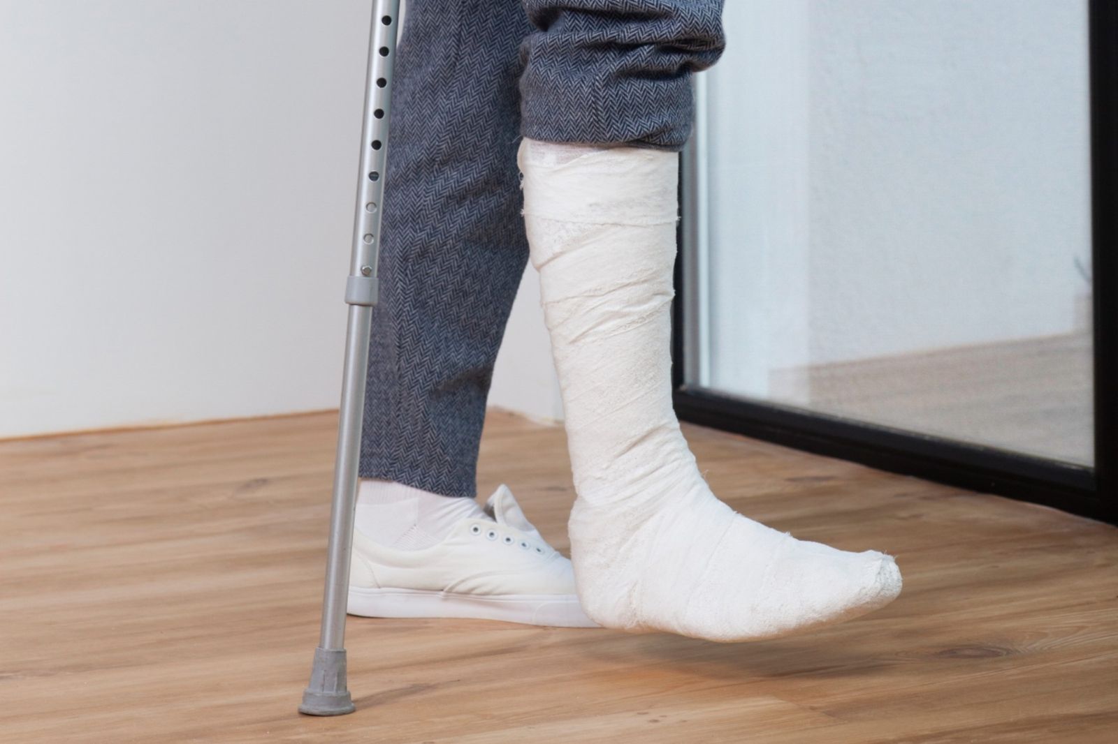 小姐我鞋子很緊...急診醫問診竟遭使喚「弄鬆鞋帶」 她一句話犀利回嗆KO病患