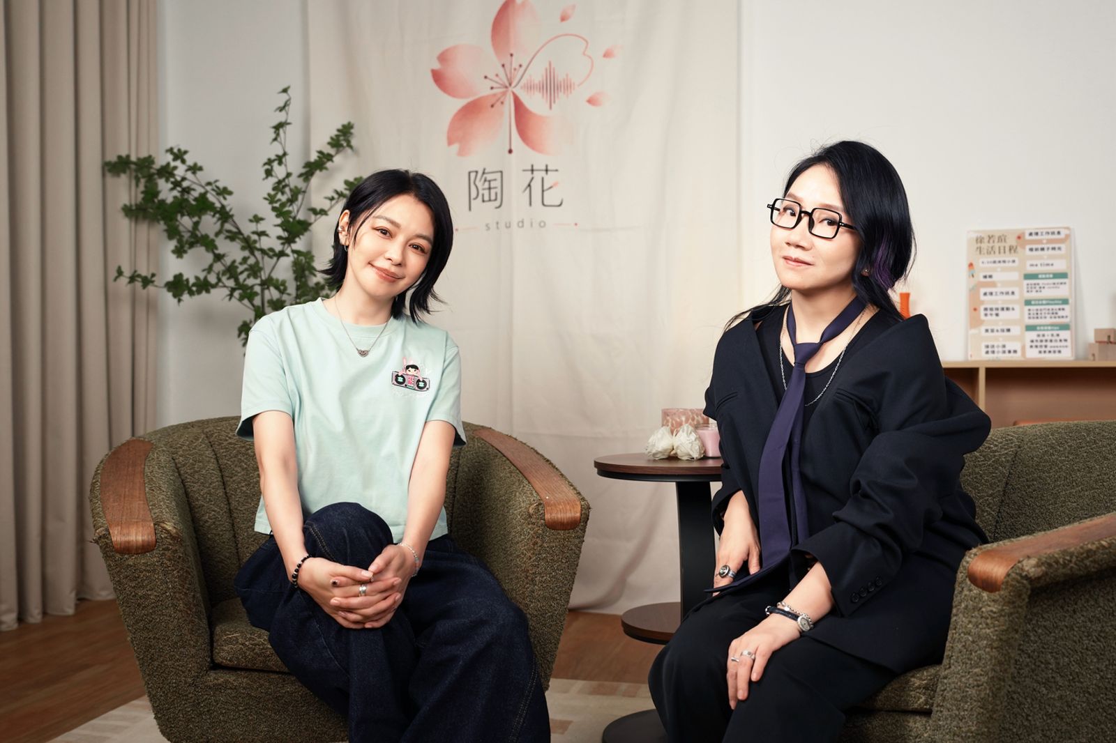 徐若瑄（左）為母則強，在新加坡50年來最大水災衝鼎泰豐幫兒子取餐。女人心事提供