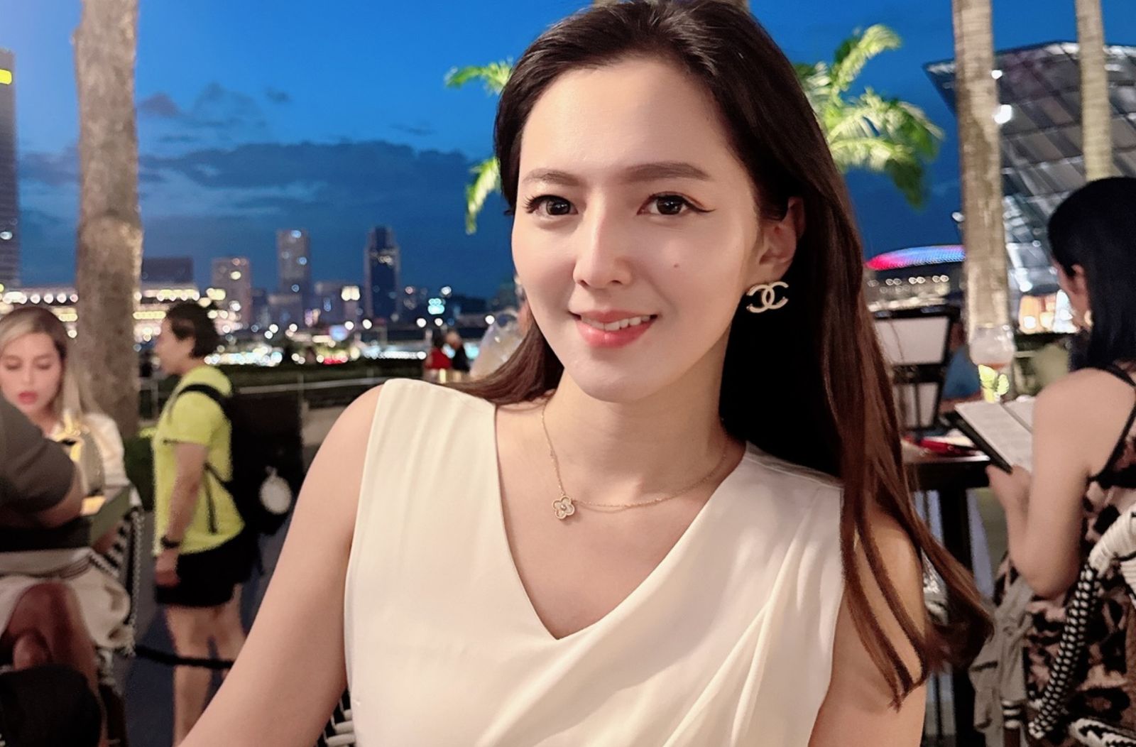 美女主播房業涵婚後生活曝光!醫生老公「排隊霸氣摟進懷裡」 夫妻開賓士返億級豪宅
