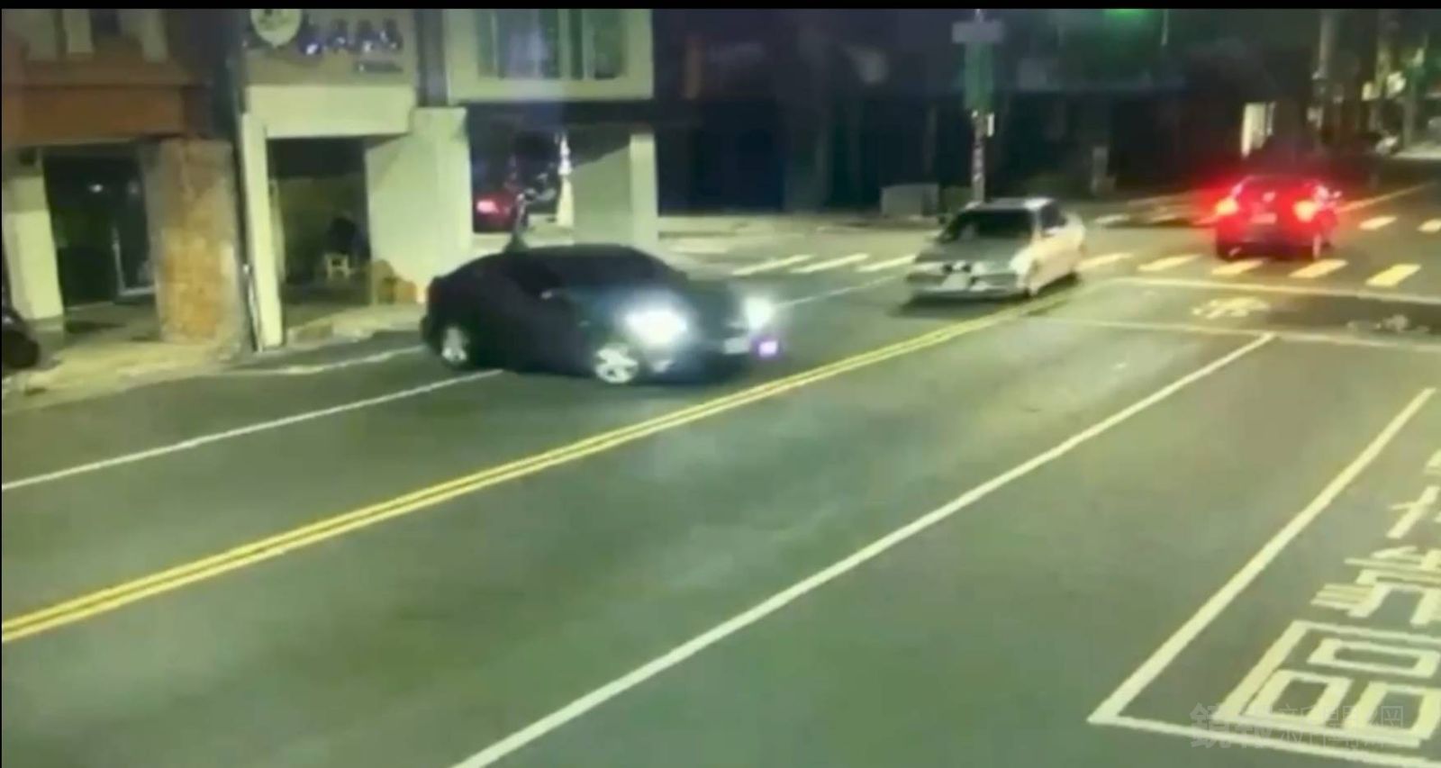 有片／扯！男子駕車半夜雙黃線違規大迴轉　後車閃避不及攔腰撞上釀2傷