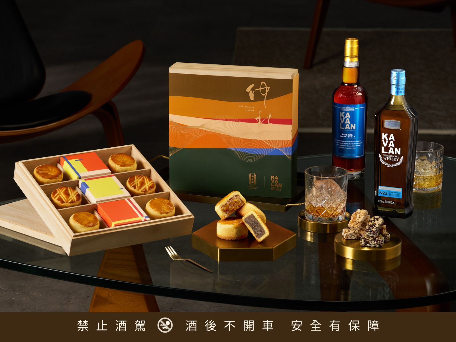「酒釀蘋果」與「梨香寒天」兩款微醺大人系月餅,入口先是果香,尾韻散出淺淺酒香。(1,680元/盒,舊振南供圖)