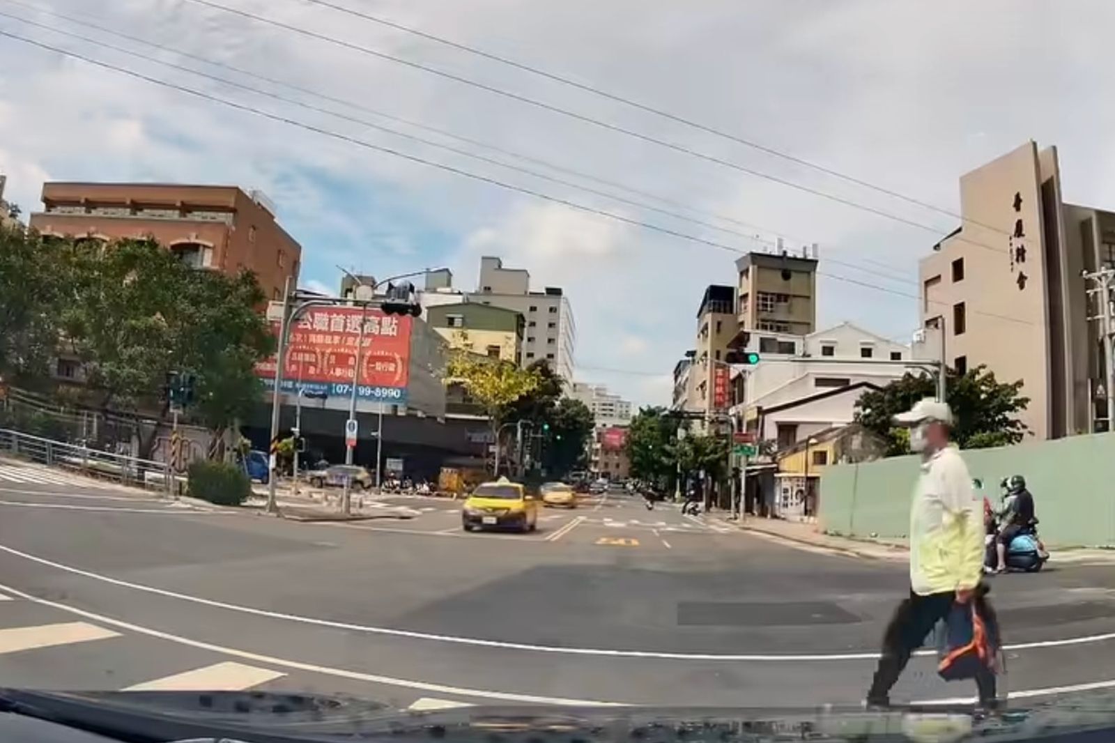 高雄翁不甩號誌闖紅燈！連閃2台小黃「驚悚畫面」曝光