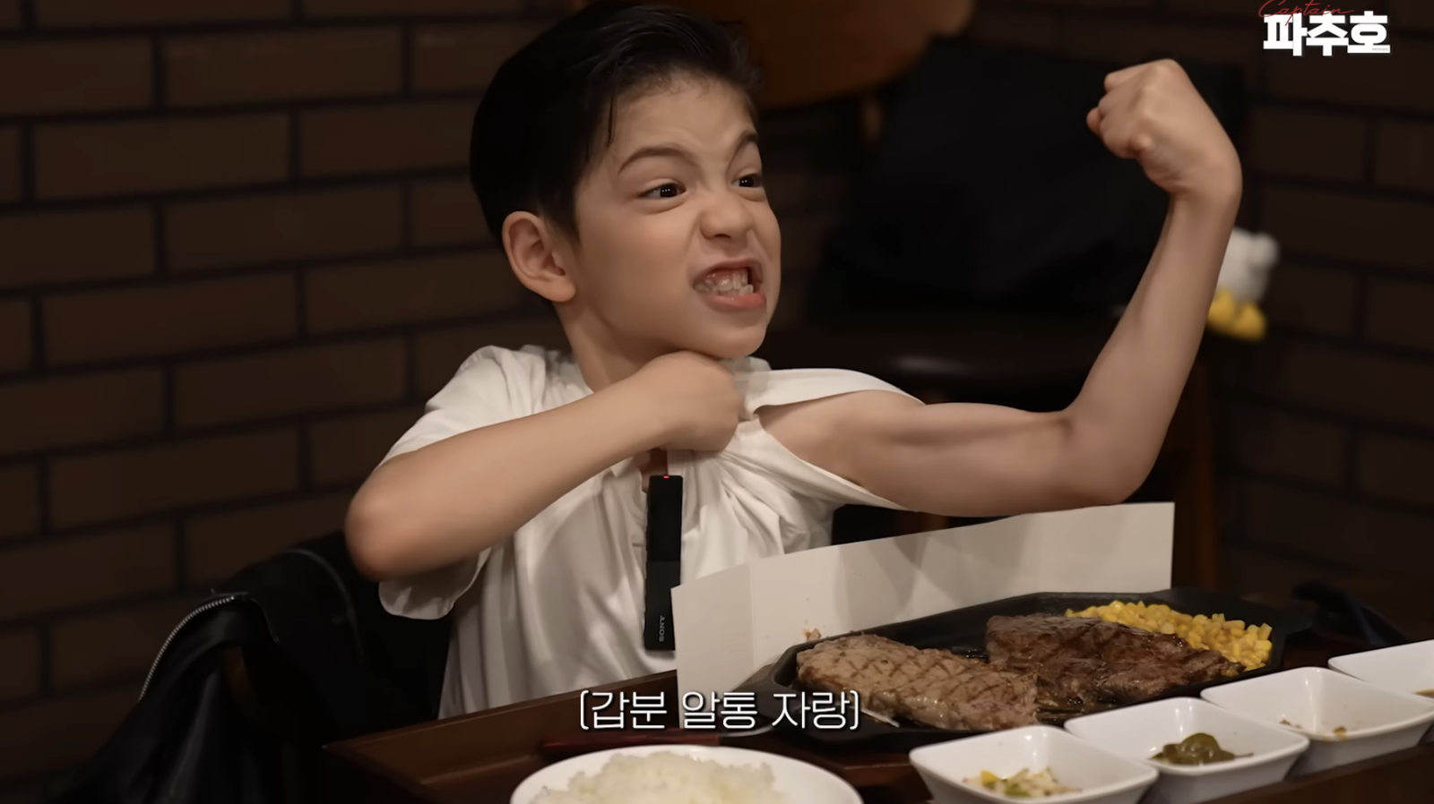 《超人回來了》8歲建厚自爆「有6塊肌」 娜恩上國際學校悶悶不樂