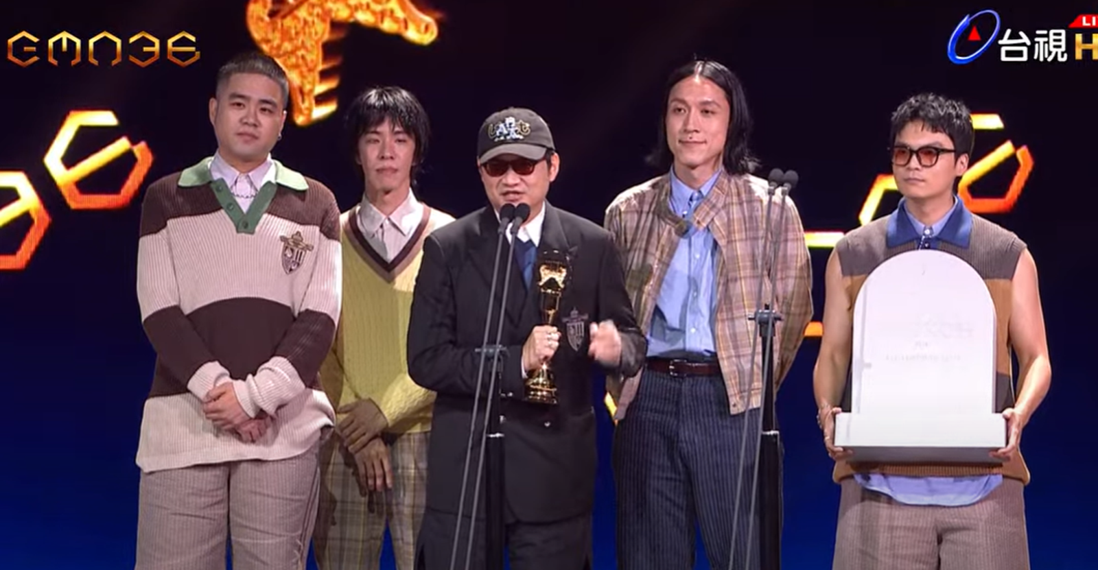 AAA(HYUKOH&落日飛車)上台領獎時手捧造型如同墓碑的道具。翻攝台視YouTube