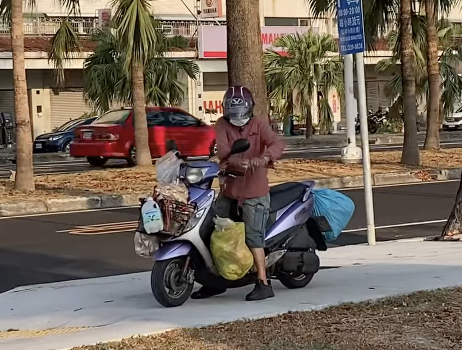 罰不怕！高雄婦往草地「狂倒廚餘」　沿路飄滿臭酸味