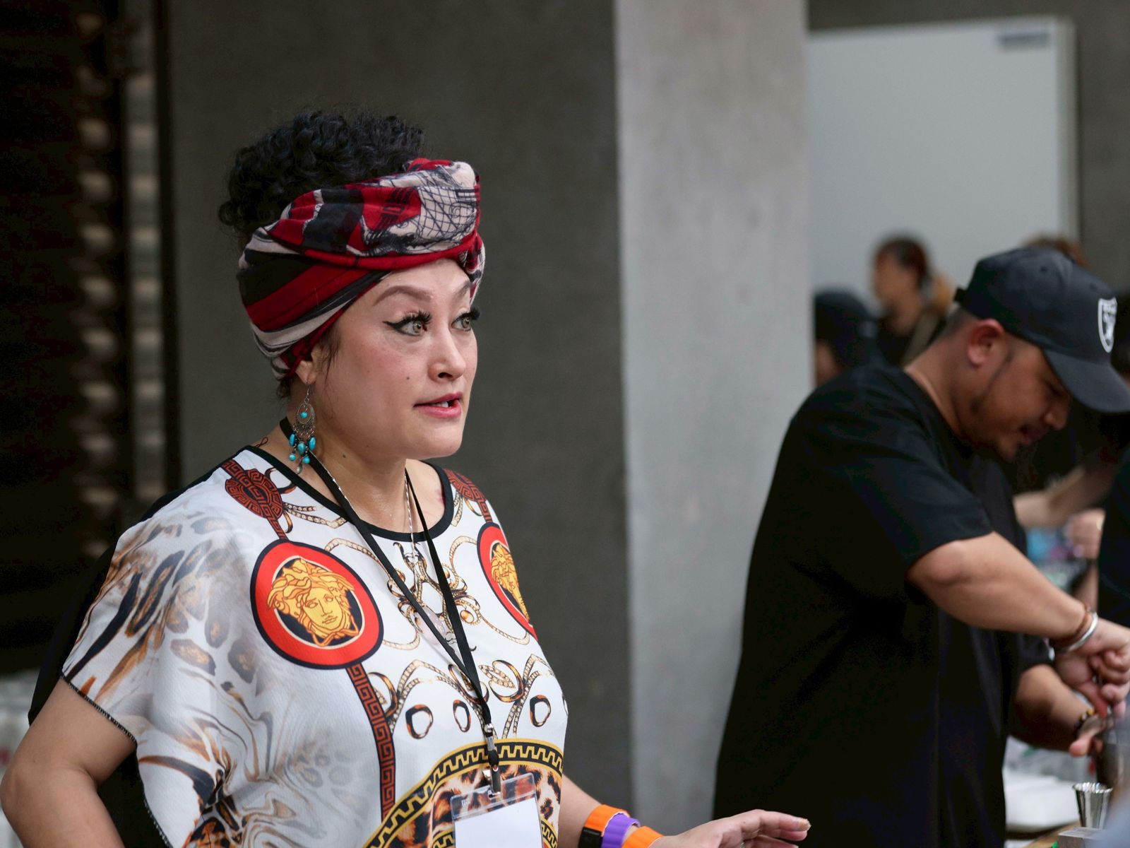 大咖歌后「現身南港」賣雞腳 老公氣爆燒傷首露面