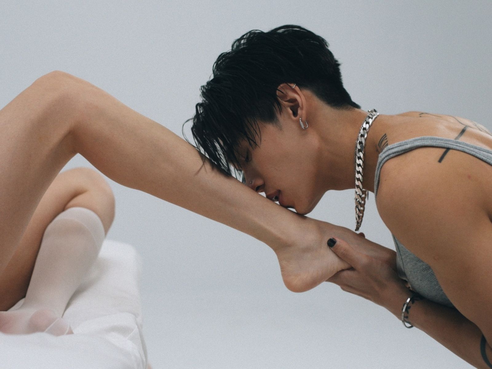 凱爾的MV尺度引爆話題。The Kid Who Flew 翼有限公司提供