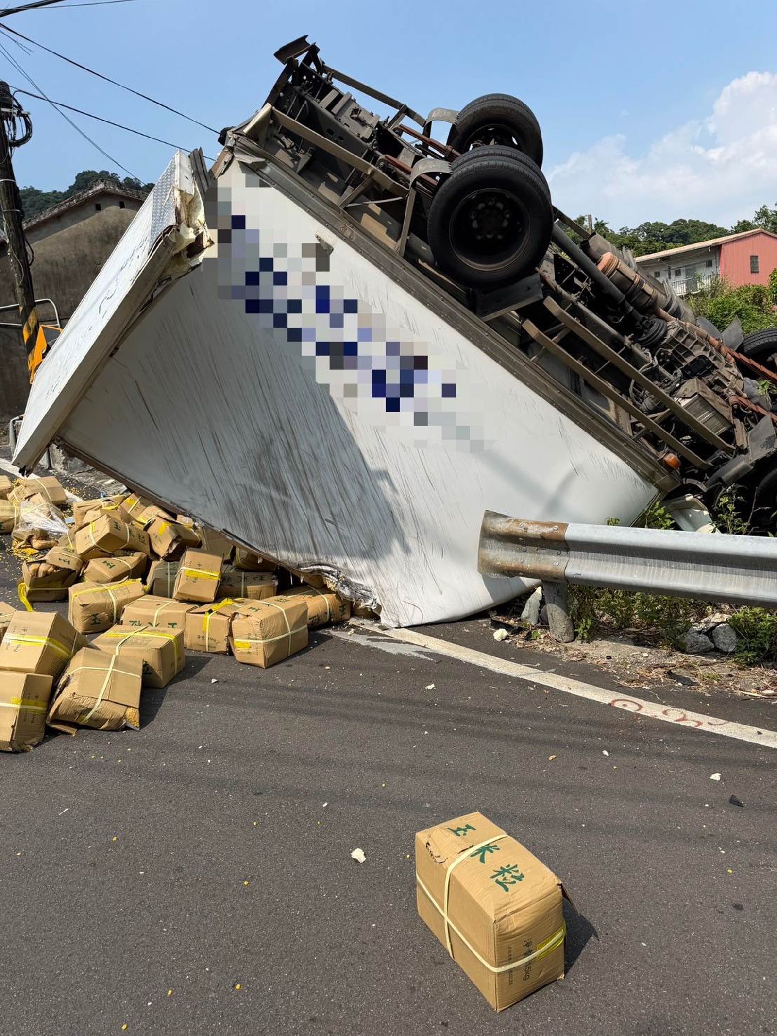 鄒男車上載運的玉米粒掉滿地。翻攝畫面