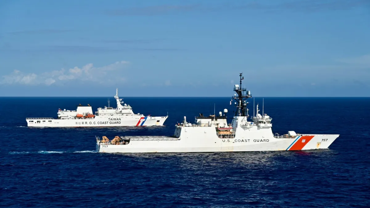 美國海岸防衛隊「傳奇級」國家安全艦米吉特號與台灣海巡署4000噸級台北艦在西太平洋編隊併航。圖片取自AIT臉書