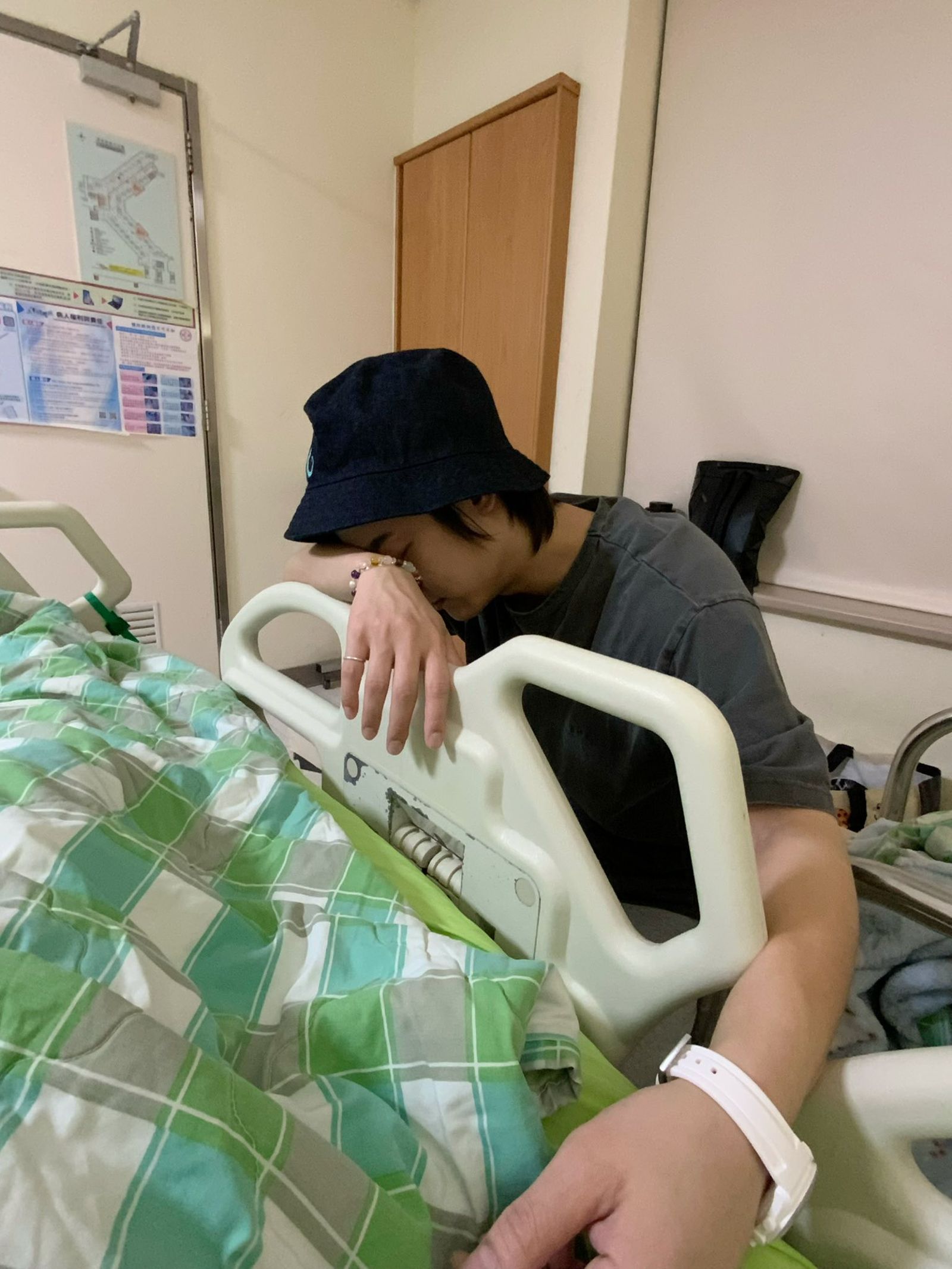 Kim(京燁)陪在女兒病榻旁。翻攝Nico品筠&Kim京燁 【那對夫妻】臉書