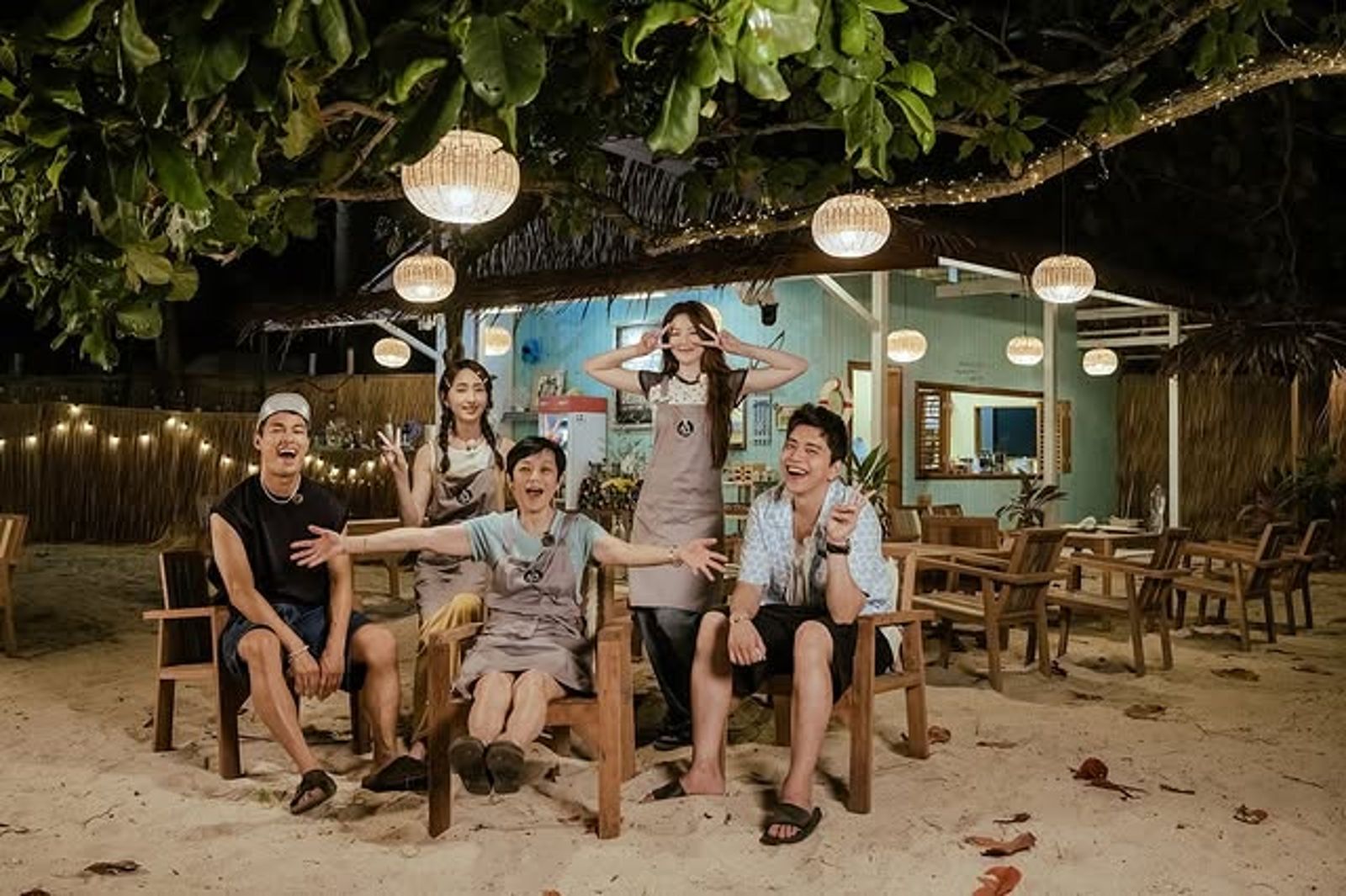 舒華(右二)曾造訪《艾嘉食堂》,當時王大陸(右)也是節目班底。翻攝IG@aiskitchen_official_