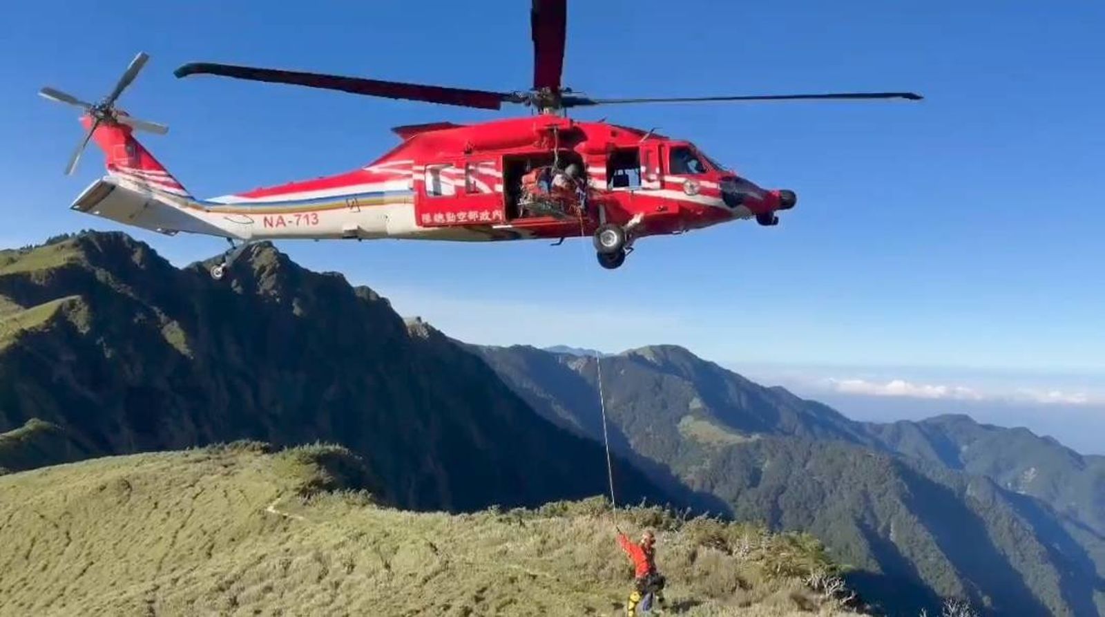 萬呎高空極限救援!登山女領隊奇萊山屋骨裂受困 黑鷹直升機28分鐘精準吊掛送醫