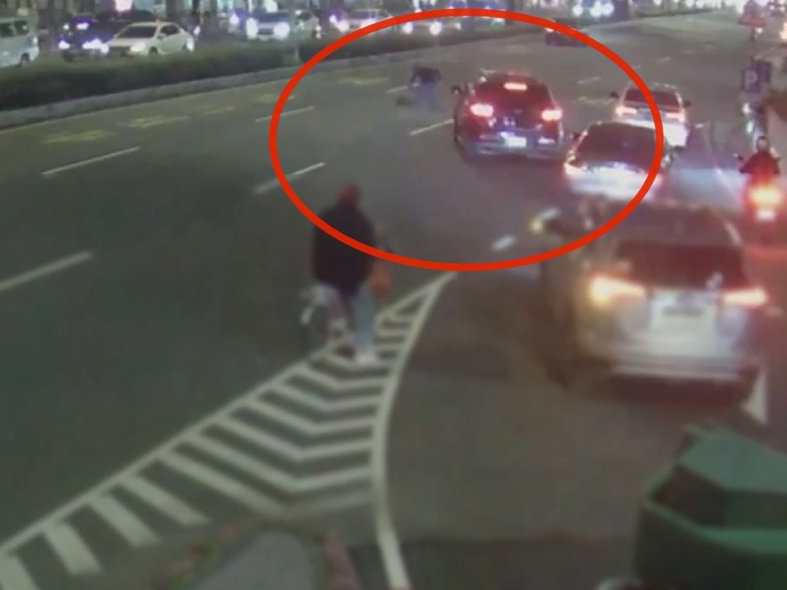 台溜溜球金氏世界紀錄街頭藝人報案「寶可夢走丟了」 警追監視器法辦侵佔卡牌路人