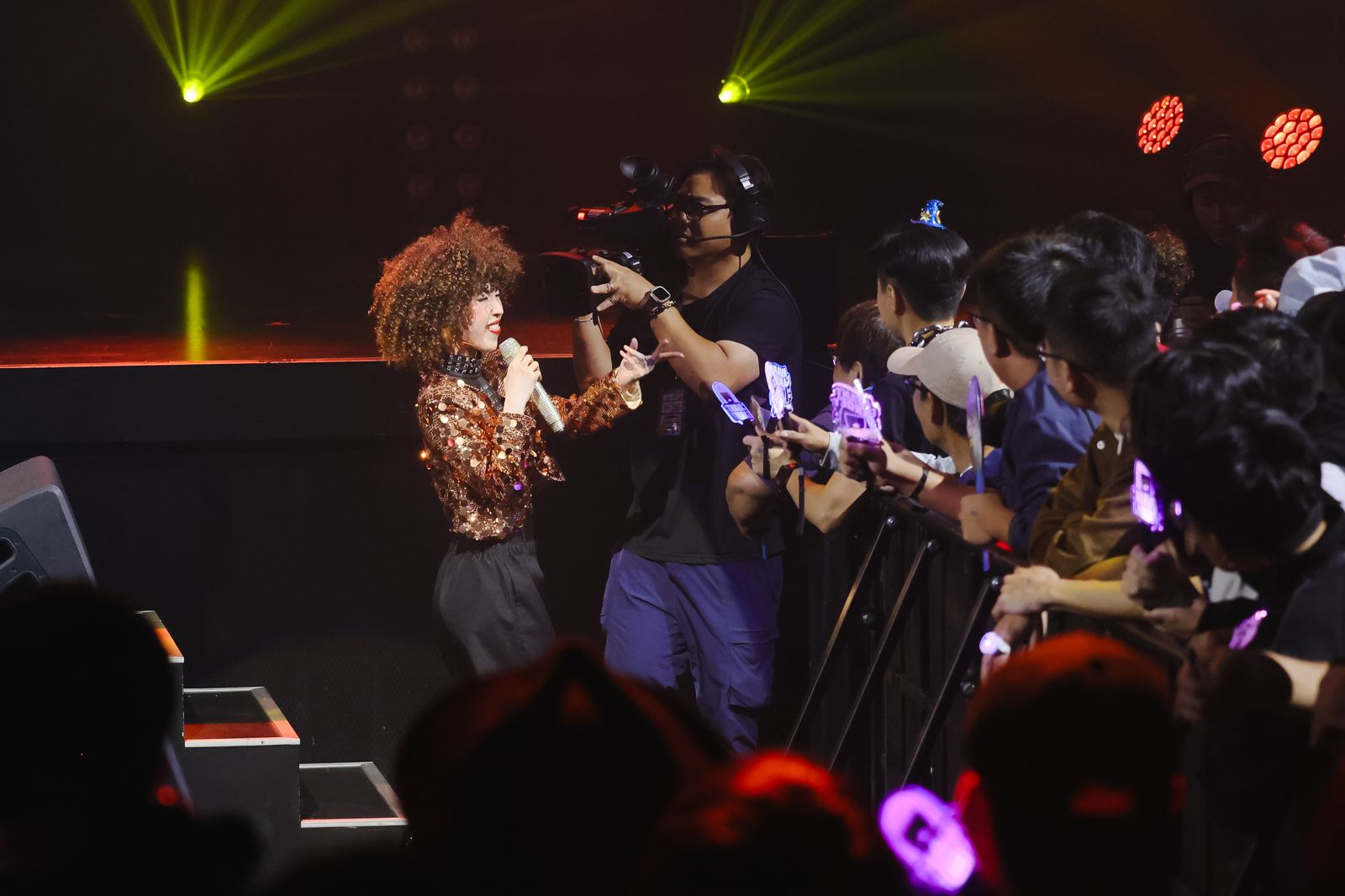 NONA以一身爆炸頭造型,走下台與觀眾近距離互動。B'in Live Entertainment提供