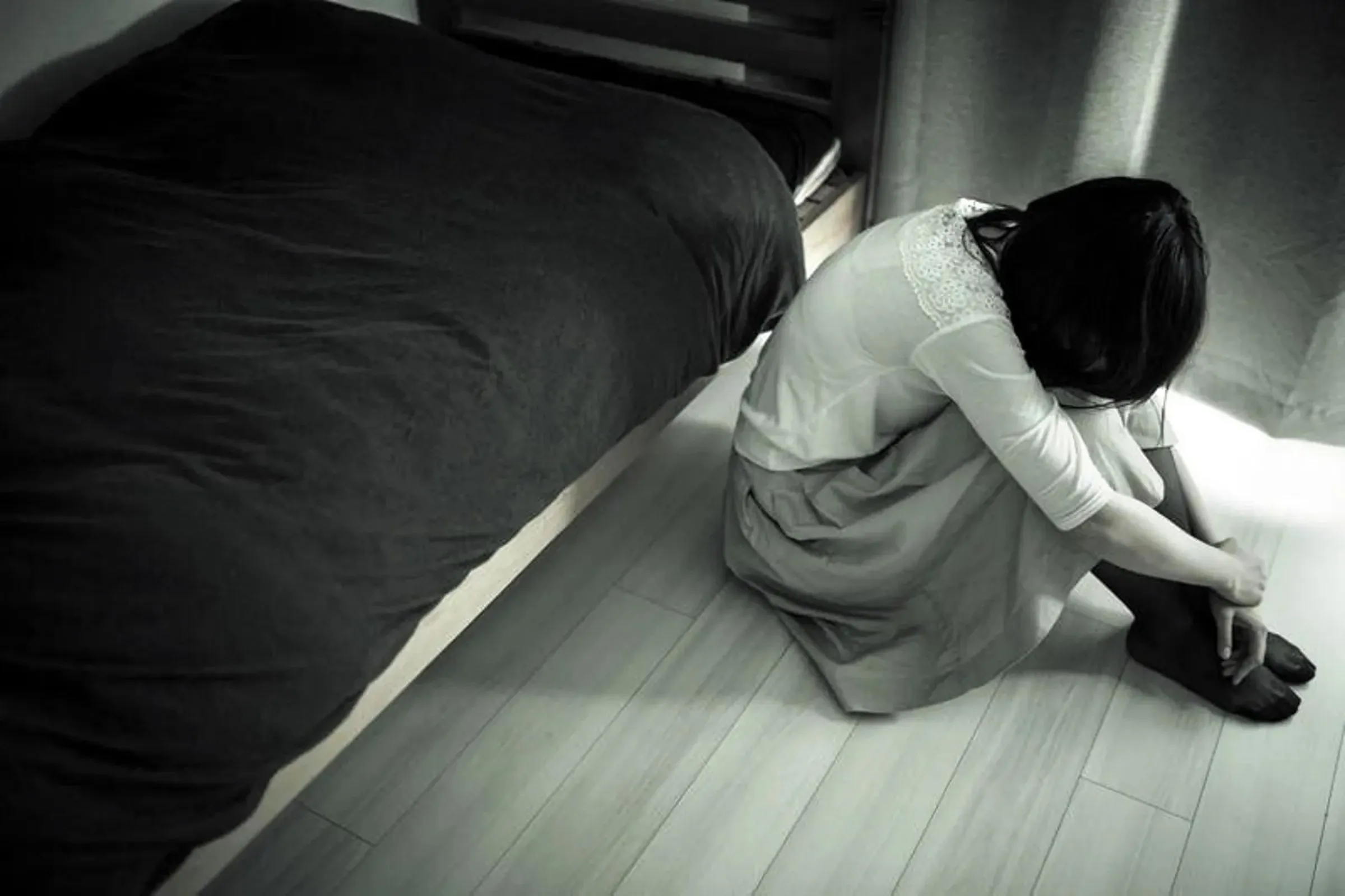 夫妻吵架在客廳亂灑鹽巴味精,人夫竟暴走開瓦斯嗆「要死一起死」。示意圖