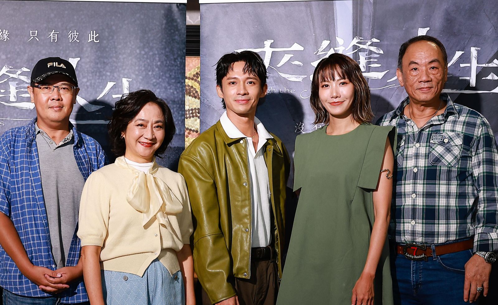 導演王傳宗(左起)、楊麗音、洪毓璟、周宜霈、王自強出席《夾縫人生》媒體茶敘。公視台語台提供