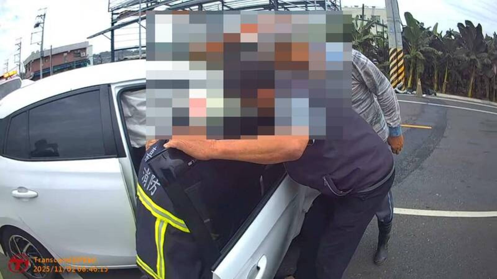 嘉義中埔清晨自撞電桿釀悲劇　轎車翻轉2歲女童傷重不治