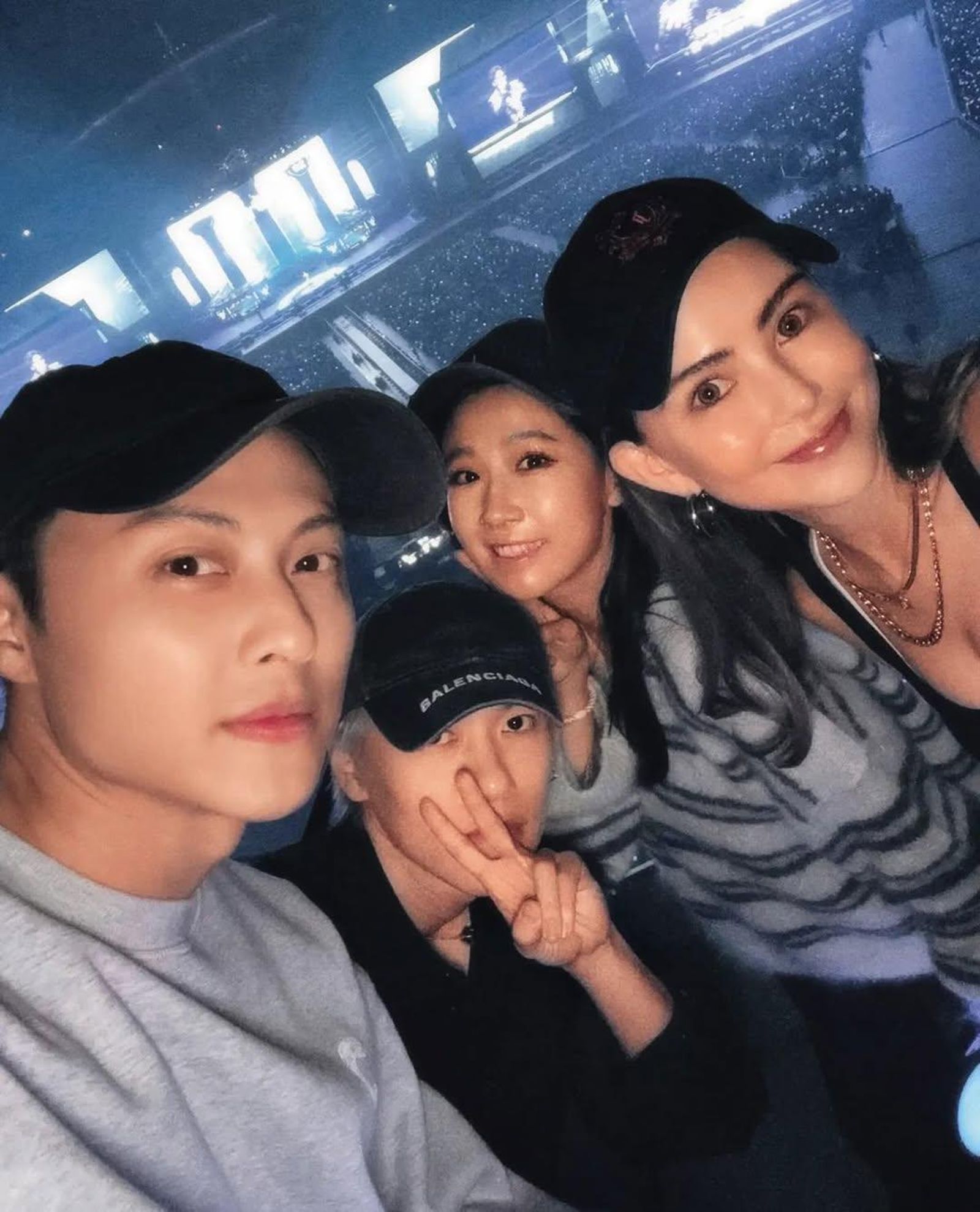 昆凌(右)邀約王子(左起)、毛弟及方志友一起看周杰倫大巨蛋演唱會。資料照/翻攝邱勝翊IG