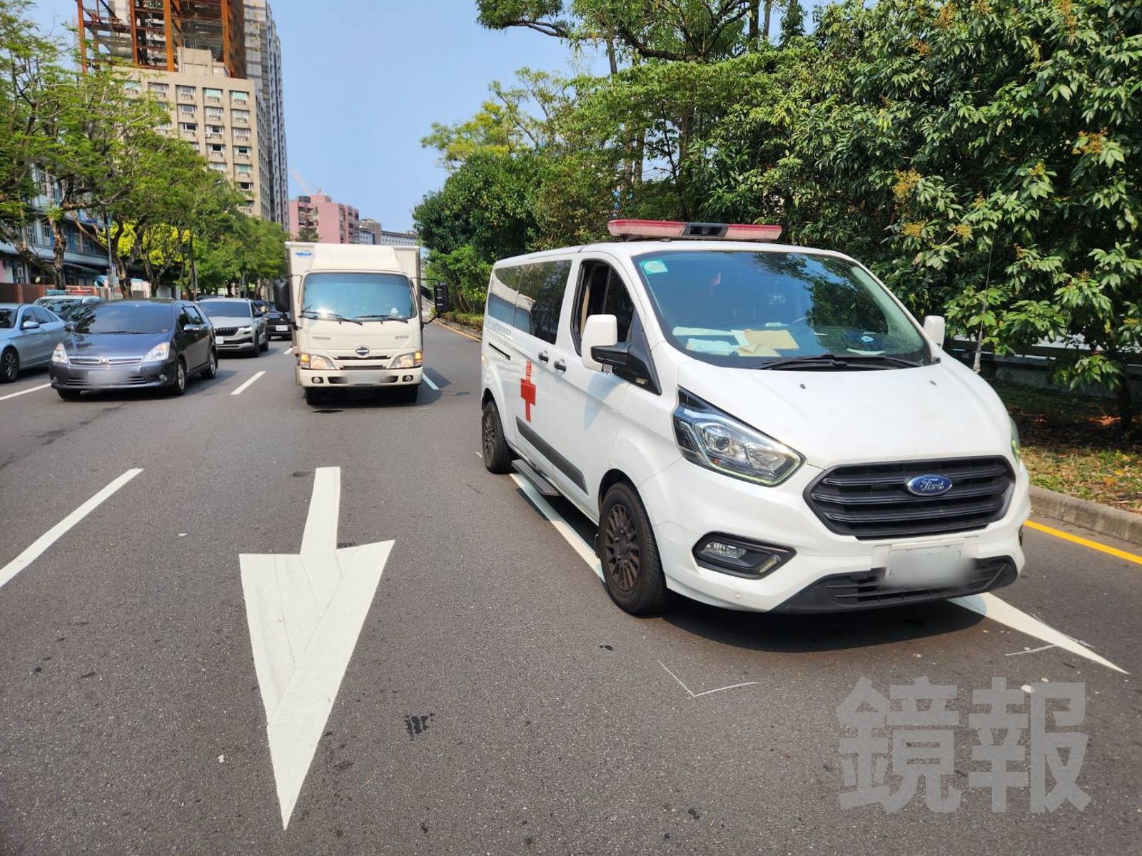 北市救護車趕載病患「鑽縫」…以為小貨車會禮讓　大安區路口2車碰擦