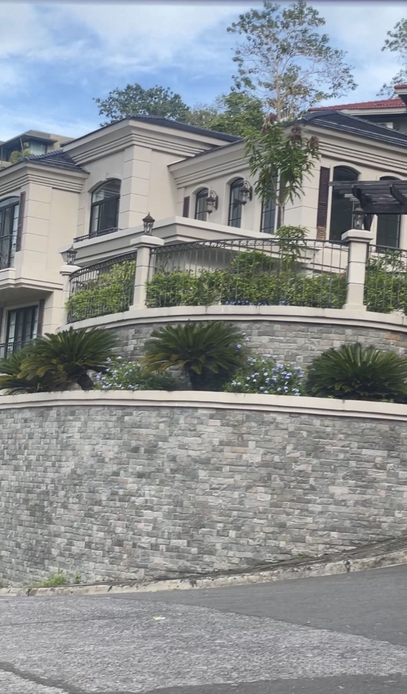 菲律賓調查局及台灣警方合作逮捕17名台灣人。翻攝畫面