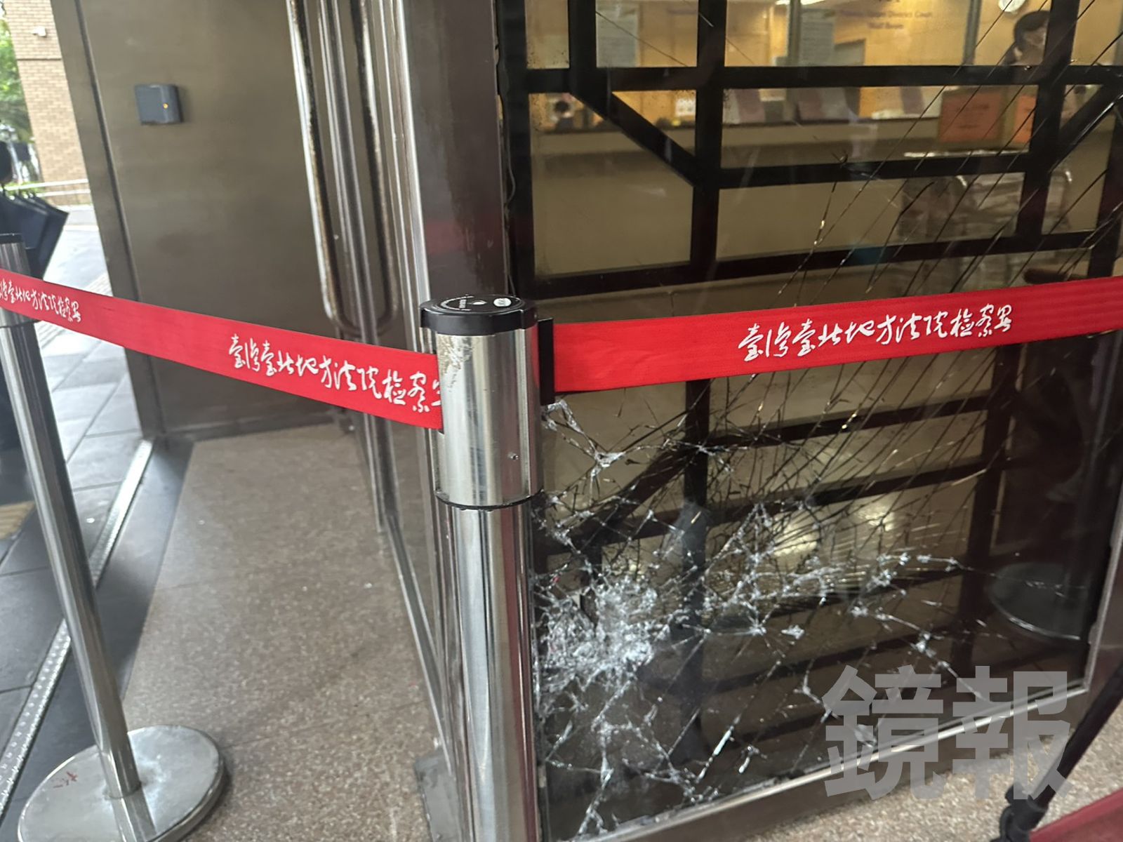 小黃司機被判刑暴怒衝撞...北檢大門玻璃碎一片!現場慘況曝光