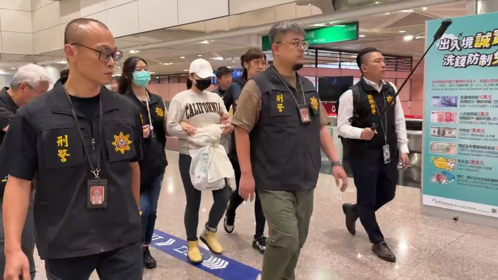劉喬安在美國落網後，今(4日)被遣返回台，下機後被警員上銬，當場逮捕。圖／鏡新聞
