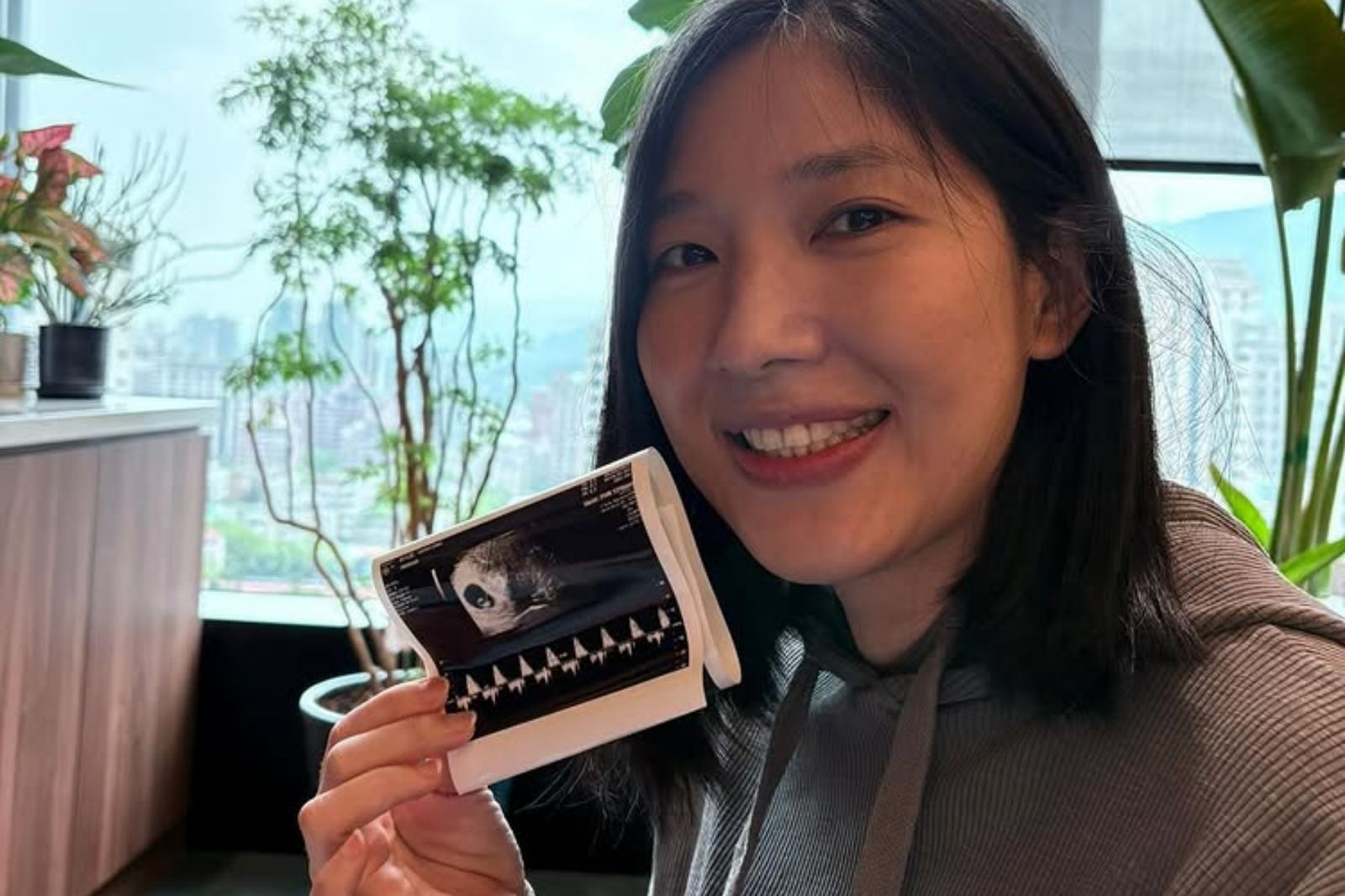 《AmazingTalkerShow》44歲Sandra宣布懷孕　喊話未出生寶寶：爸媽已很愛你