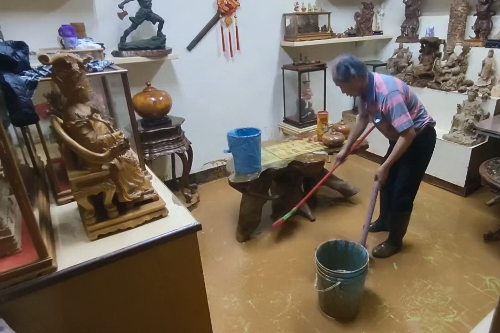 民宅家具泡水，損失慘重，居民清理了好幾天，還是沒辦法整理乾淨。民眾提供