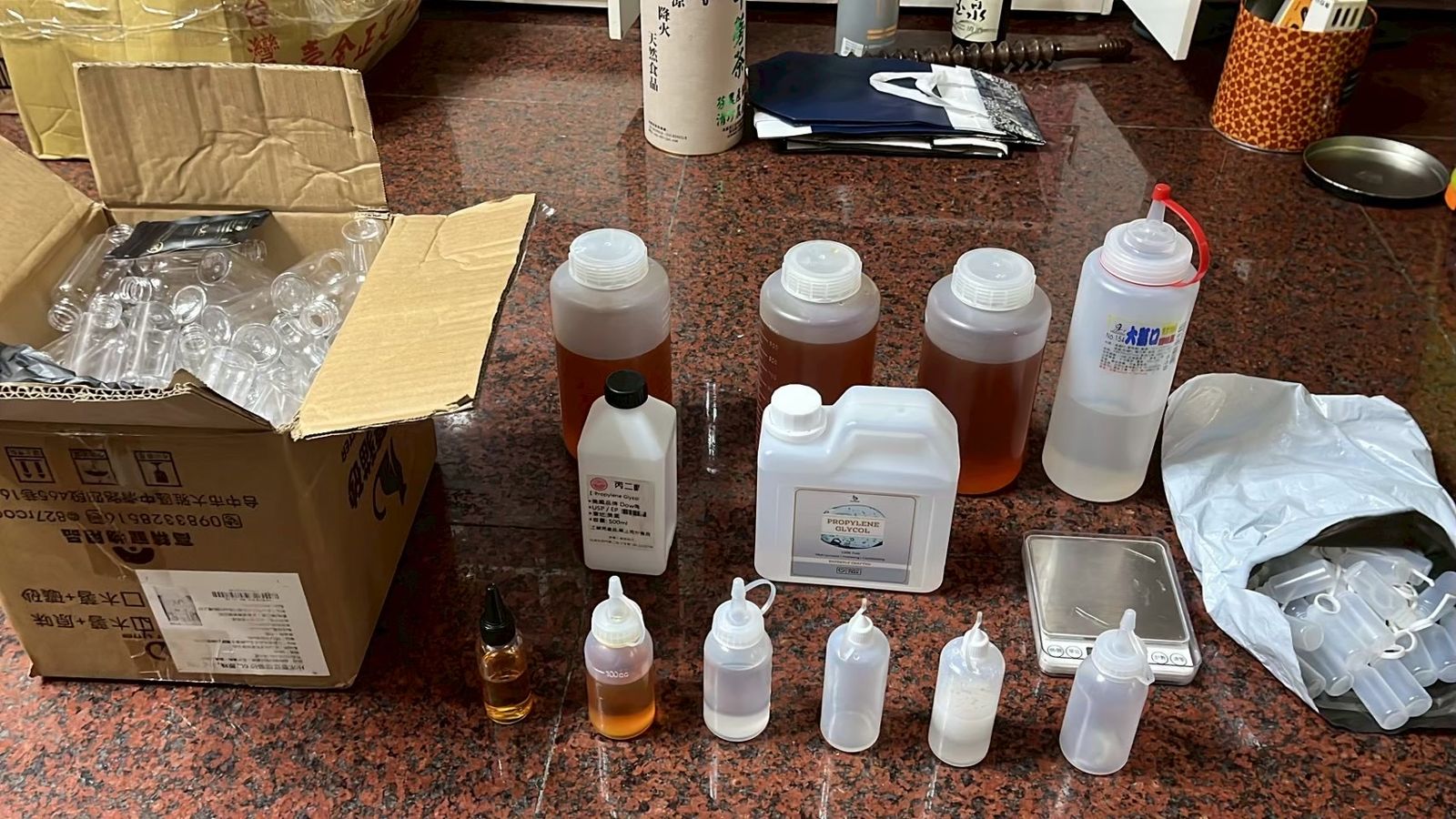 警方成功查獲4公斤的依託咪酯原料,成功阻止流入市面。翻攝畫面