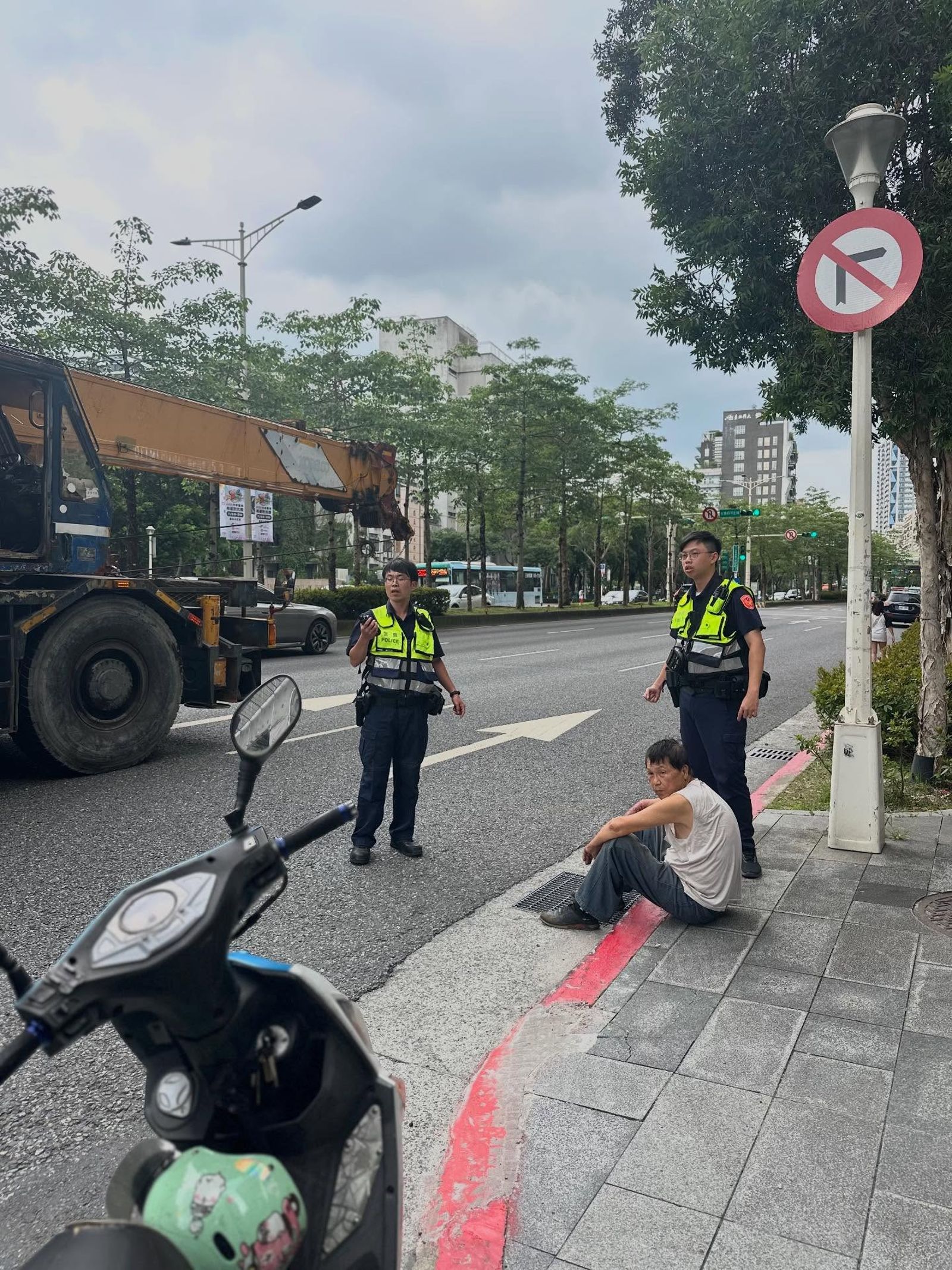 肇事吊車駕駛呆坐路邊。watchma niac_ron Threads