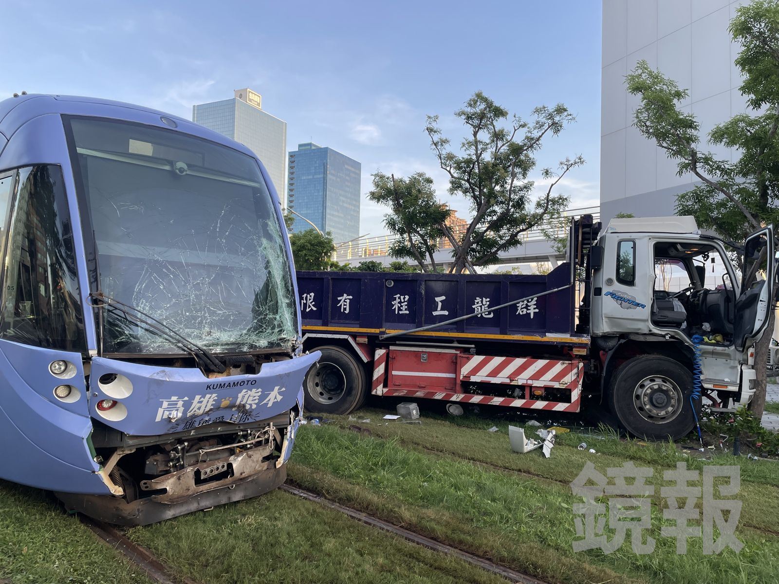 有片／通車以來最嚴重事故！貨車搶快撞高雄輕軌車頭　6人送醫