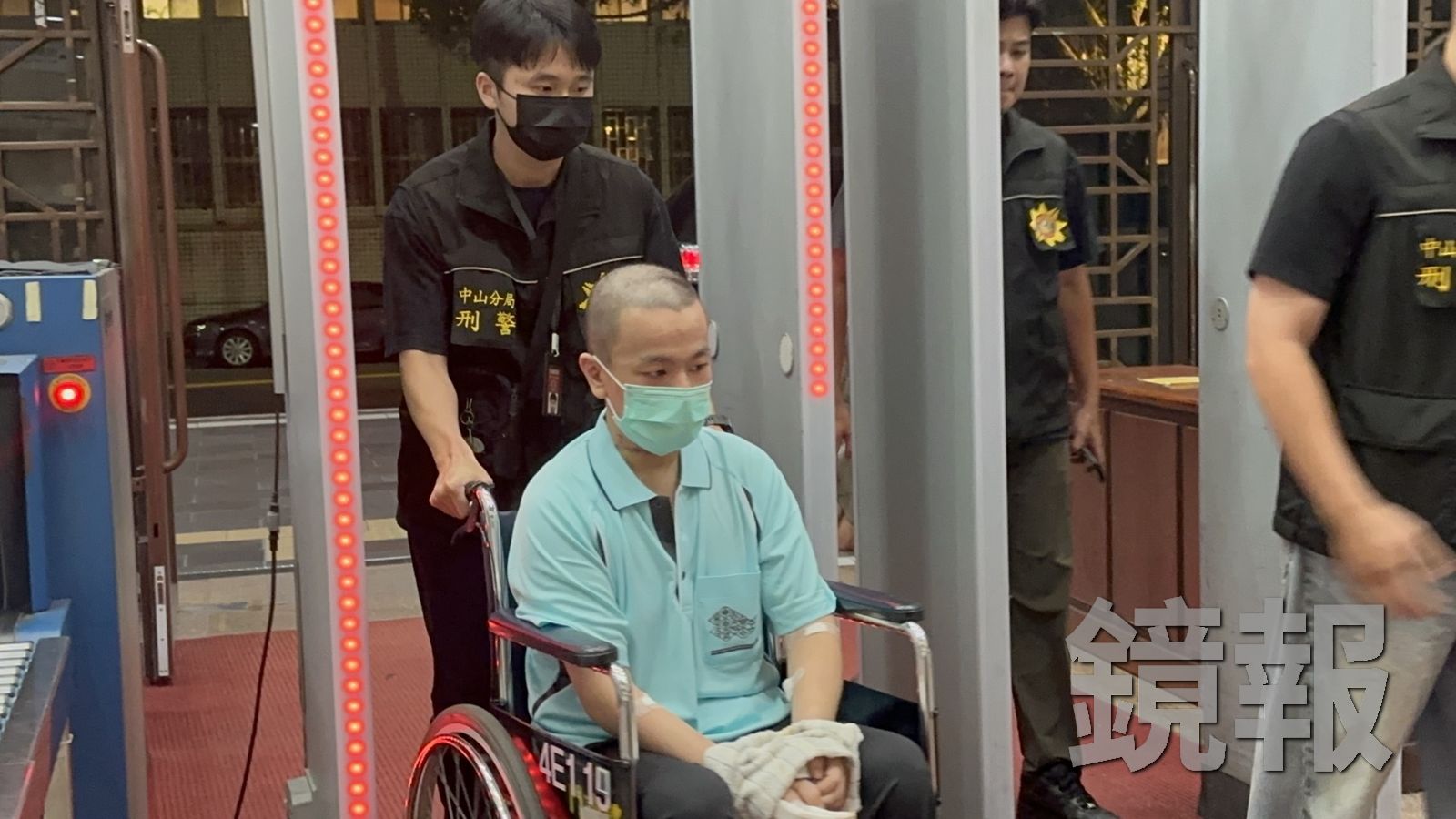 埋伏狠砍10多刀!富邦人壽凶嫌認了為錢 「坐輪椅」移送北檢