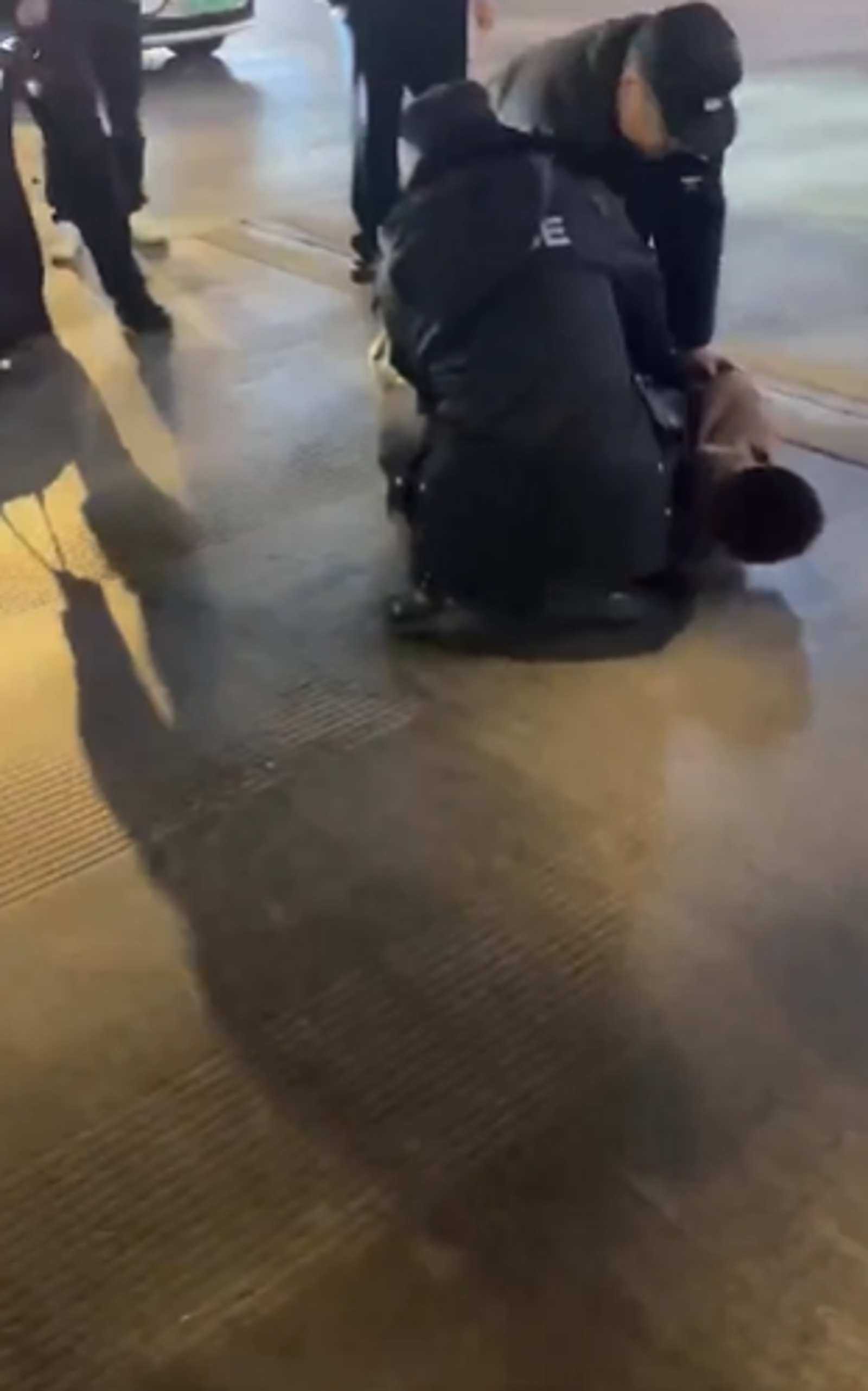 男子最後被警方壓制。圖/翻自@TWlocalTV