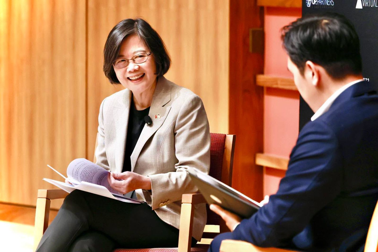 蔡英文卸任後首訪美沒有安排台灣政客最喜歡的拜訪僑界行程,而是走進演說現場與主流決策者對話。圖/翻攝自蔡英文臉書