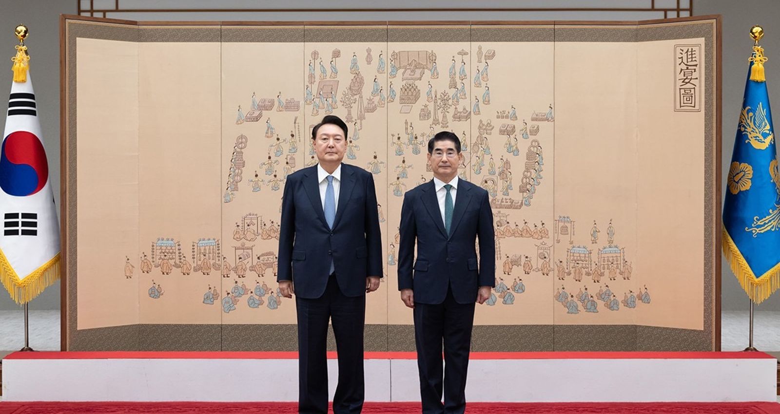 尹錫悅任命自己的高中學長金龍顯擔任國防部長,而金龍顯遭披露是首位向尹錫悅提議戒嚴的人 (南韓總統府照片)