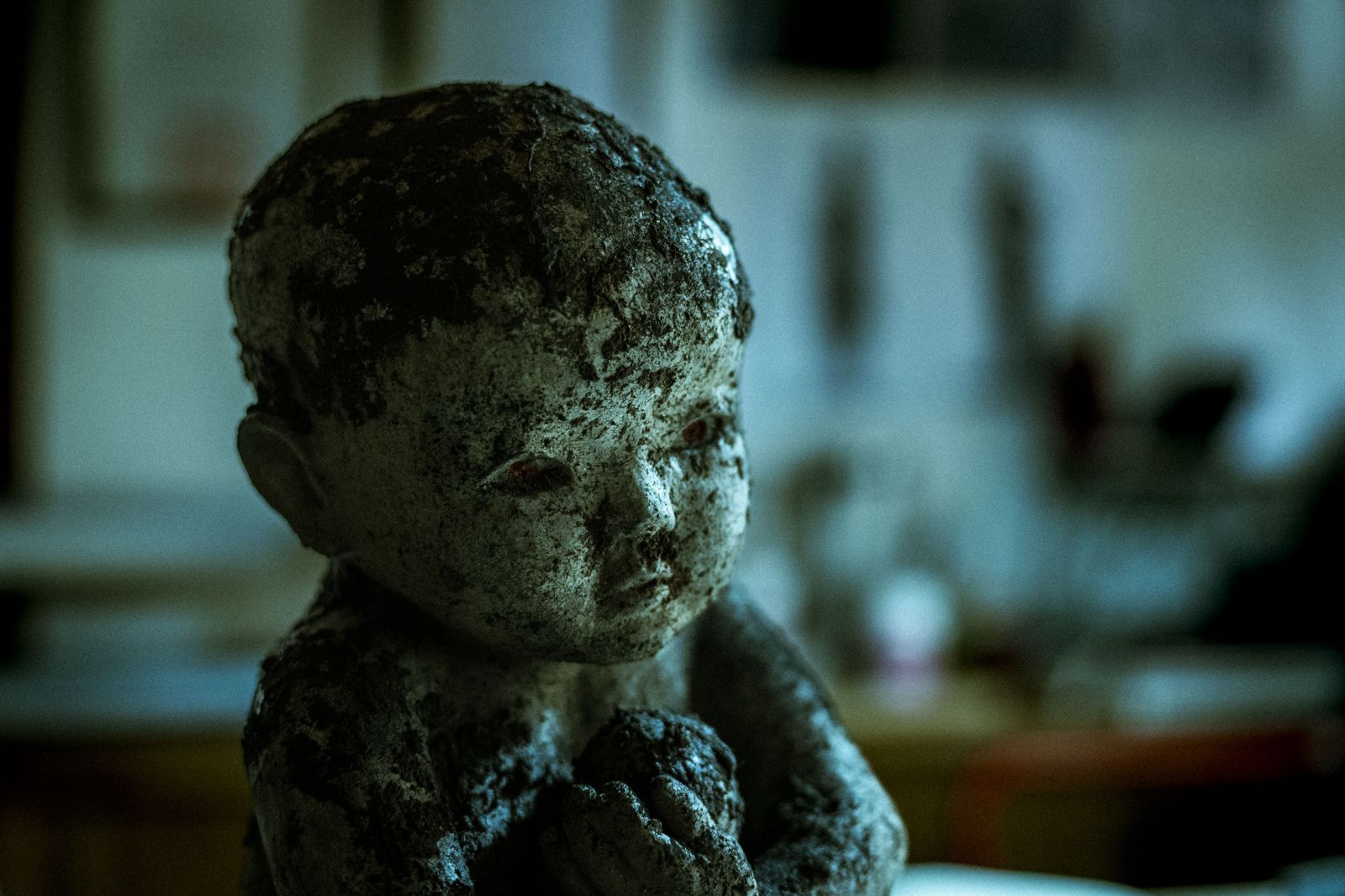 《泥娃娃》詭異童謠全場飄嚇爛觀眾　電影院遭狂抗議二度下架「永久封印」