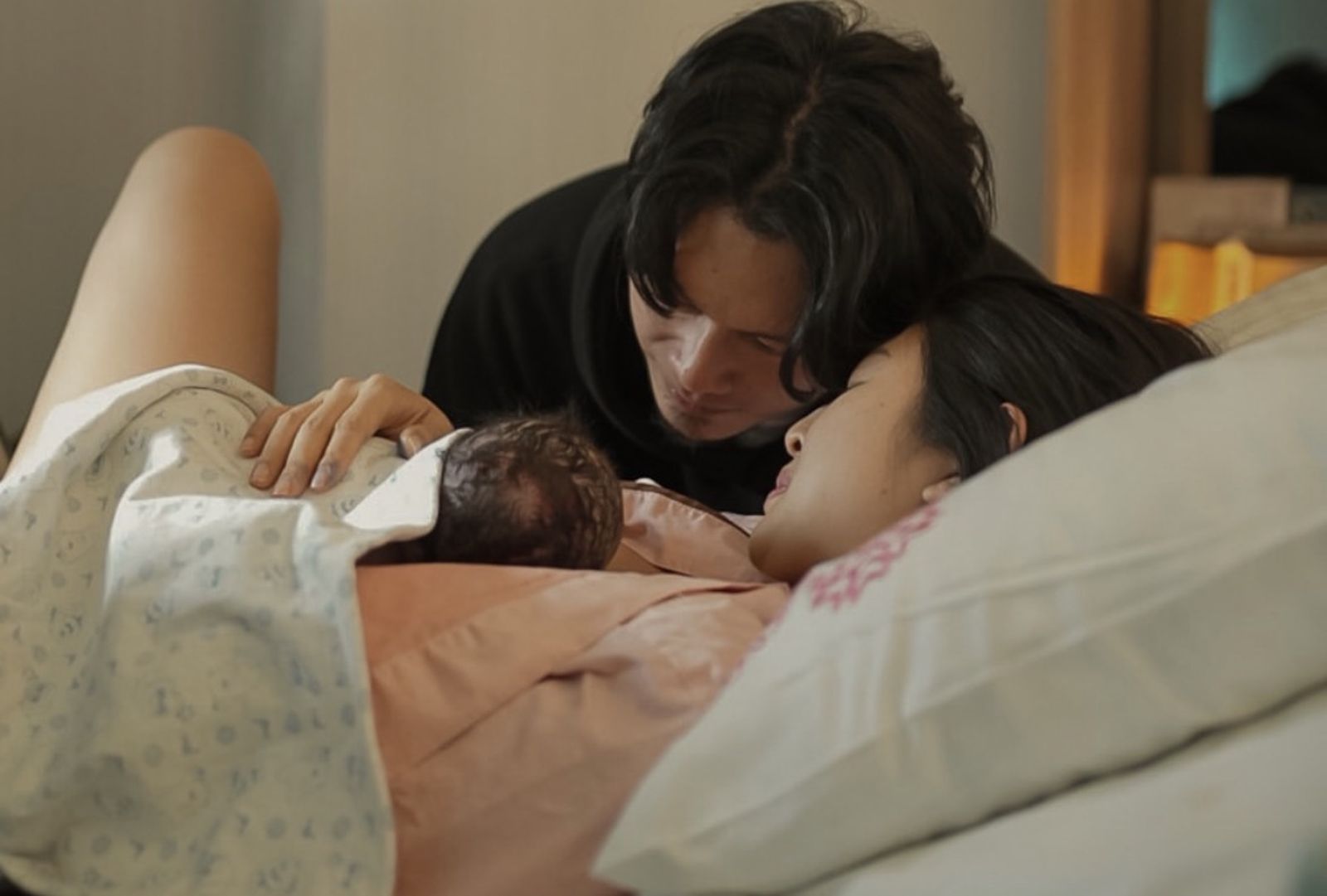 「華航林依晨」升格當媽媽!一家三口幸福照曝光 寶寶小手萌翻:請多多指教